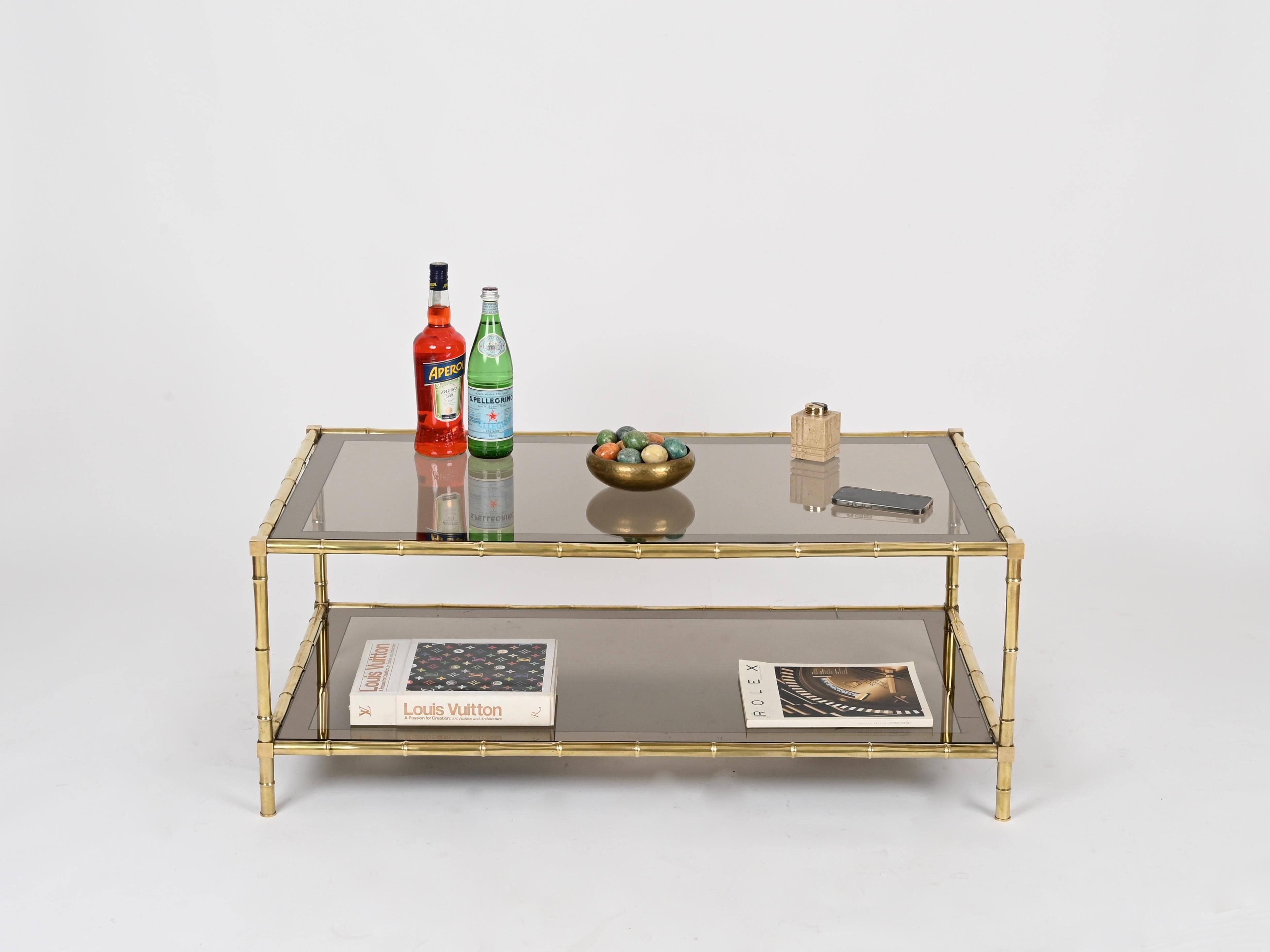 Mesa de centro grande de bambú sintético y latón Maison Jansen, Francia Años 70 en venta 6