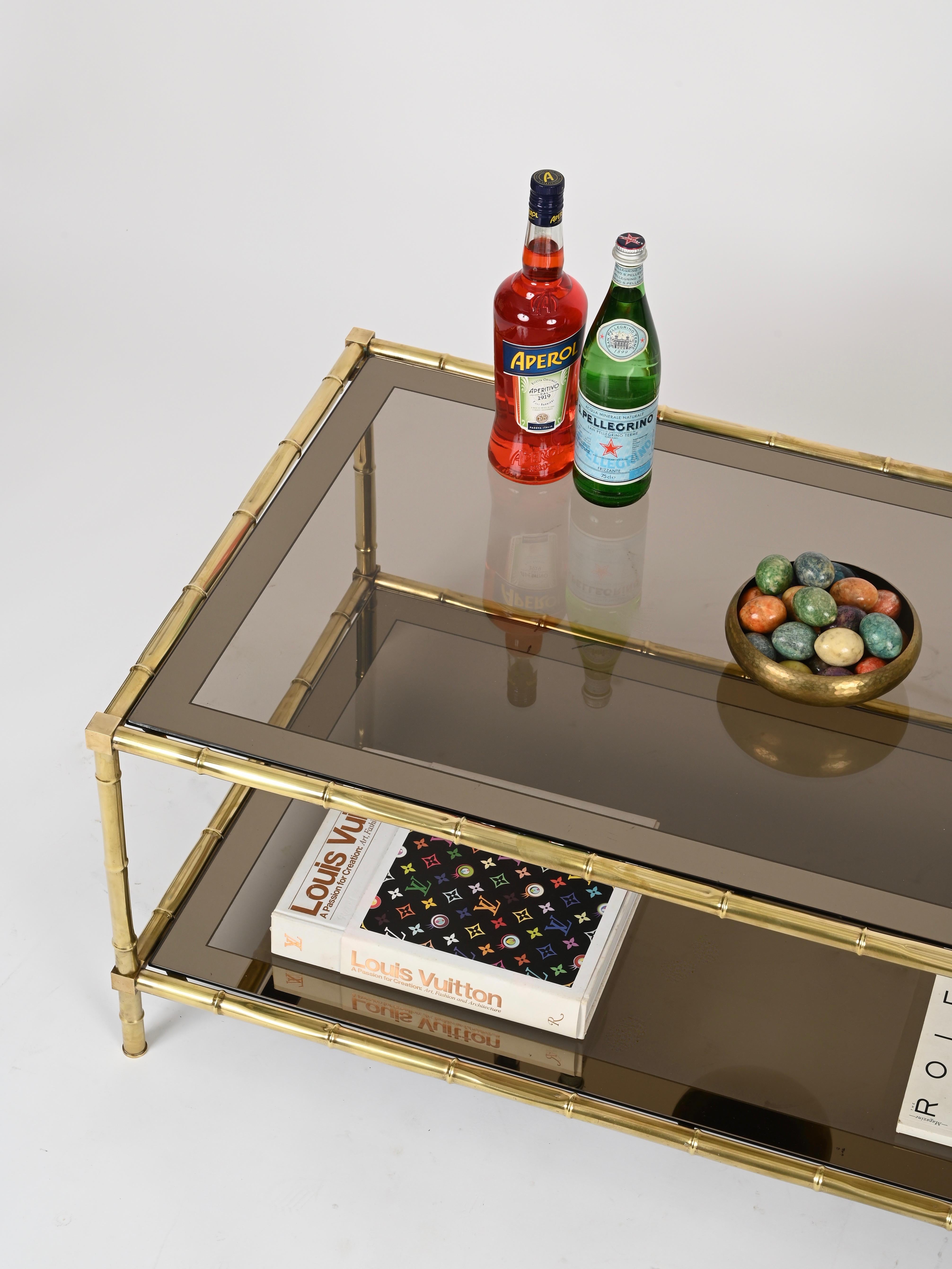 Mesa de centro grande de bambú sintético y latón Maison Jansen, Francia Años 70 finales del siglo XX en venta