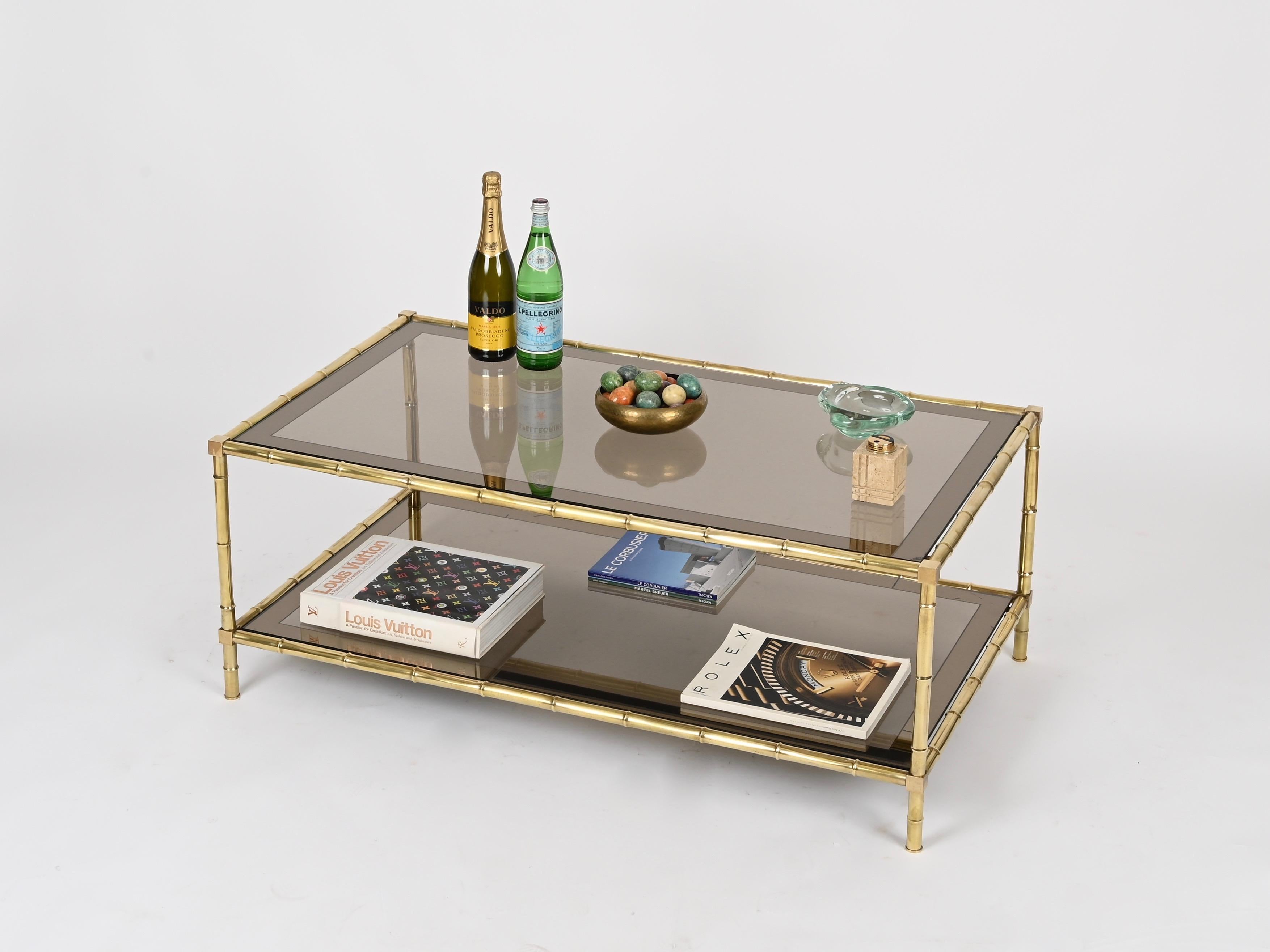 Mesa de centro grande de bambú sintético y latón Maison Jansen, Francia Años 70 en venta 1