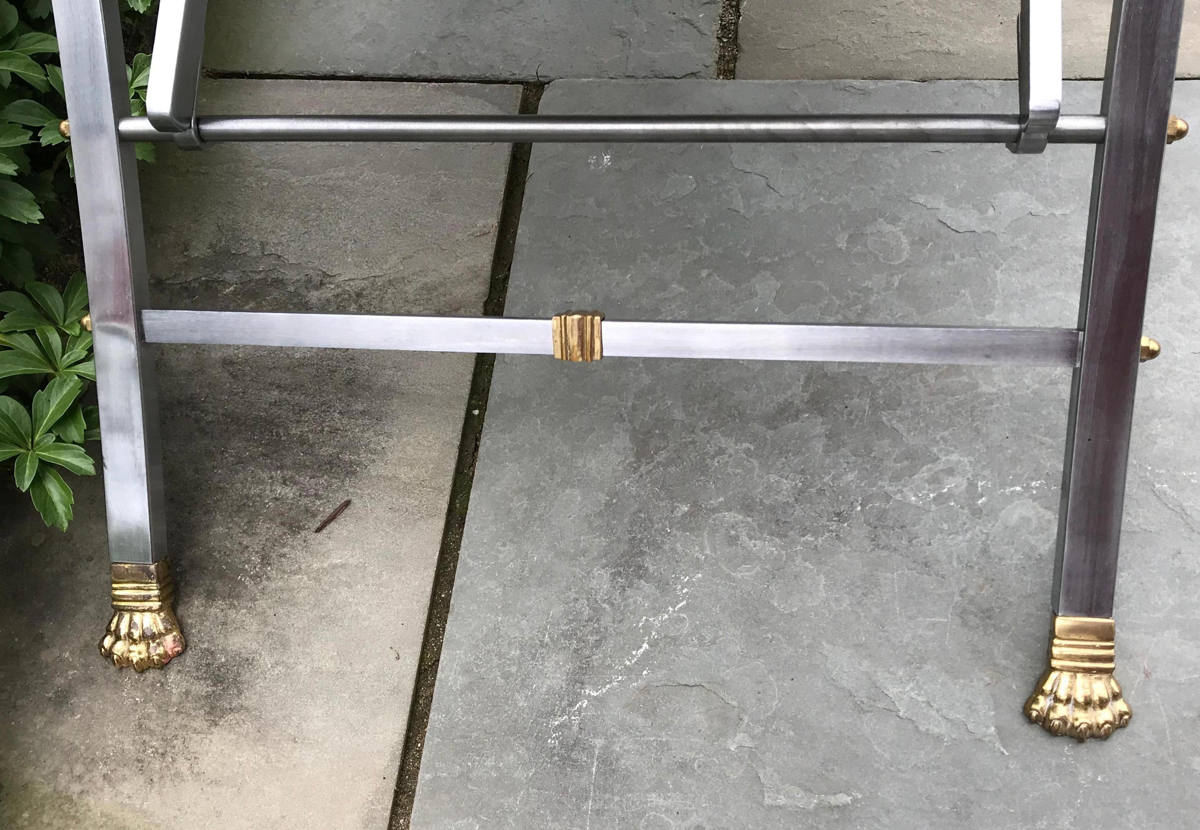 Silla auxiliar de campaña plegable de cuero, acero cepillado y latón Maison Jansen Años 60 Metal en venta