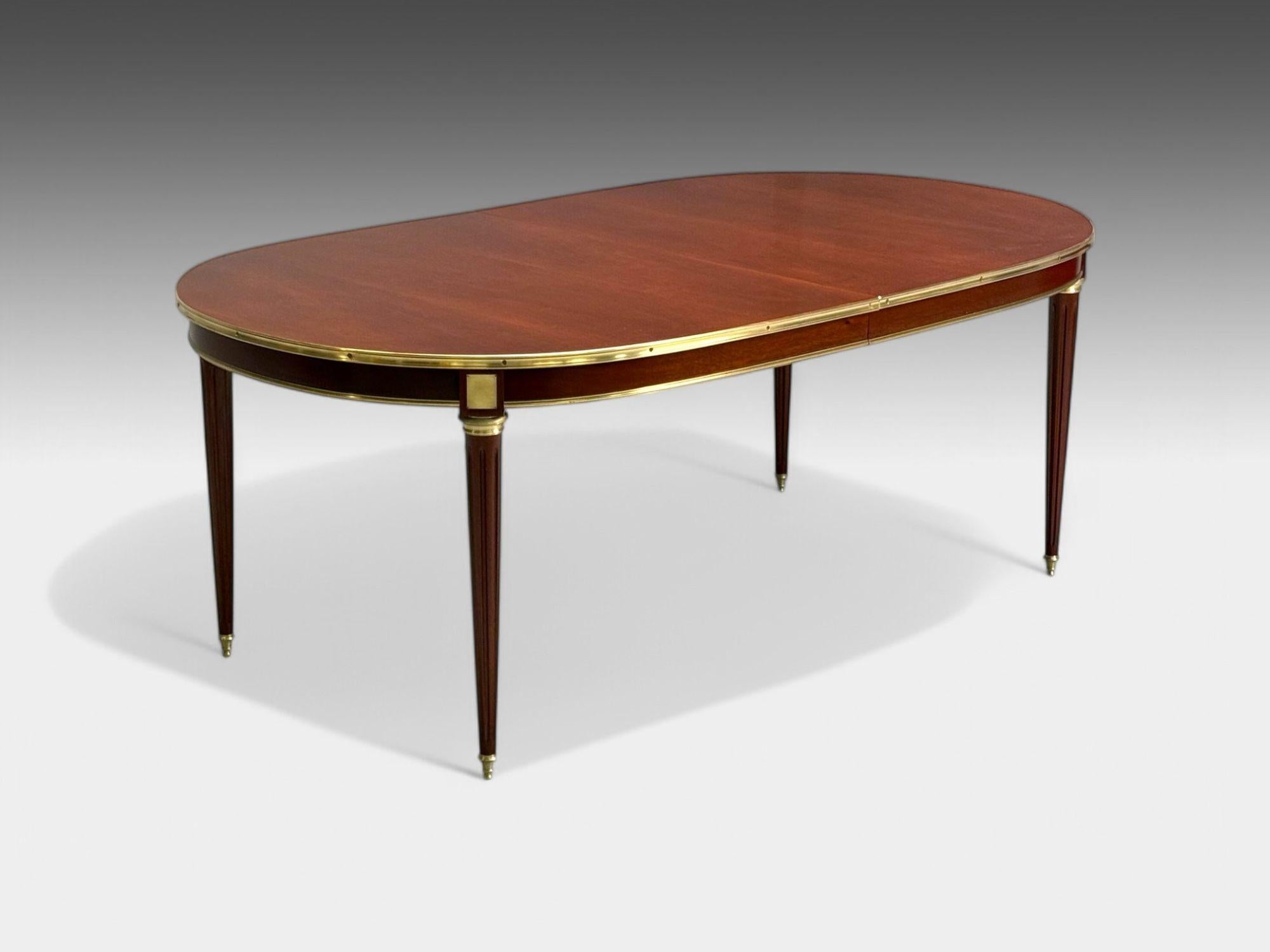 Maison Jansen, style Louis XVI, acajou, bronze, table de salle à manger, France, années 1920

Une table de salle à manger finement travaillée avec des montures en bronze, avec trois feuilles amovibles, chacune mesurant 17,75 pouces. La table est