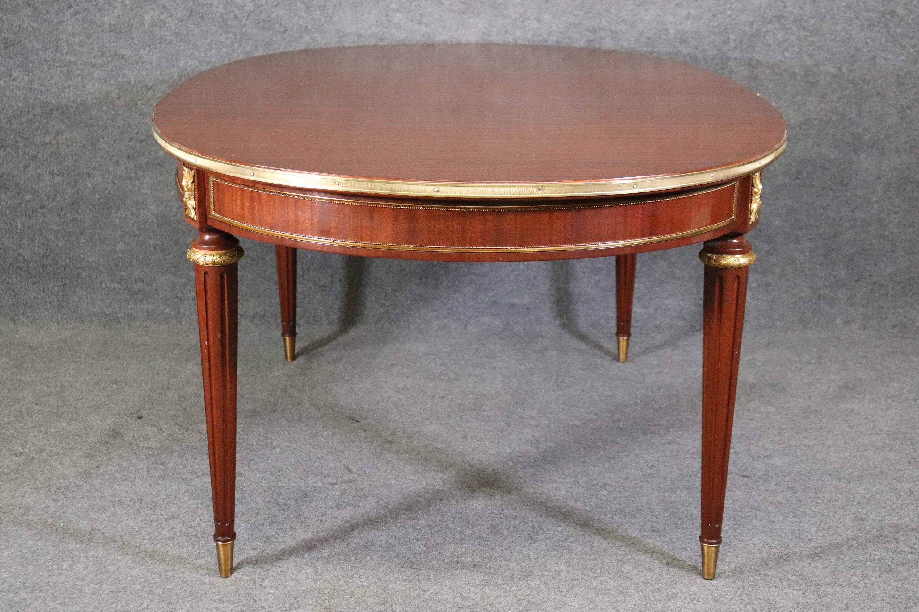 Maison Jansen Louis XVI Style Mahogany Dining Table With Two Leaves  In Good Condition For Sale In Swedesboro, NJ