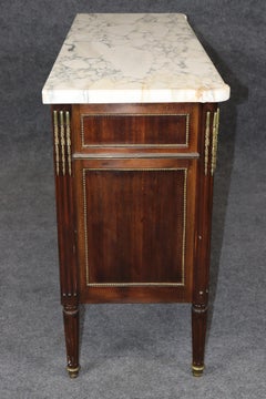 Kommode im Louis-XVI-Stil von Maison Jansen mit Marmorplatte und Bronzebeschlägen