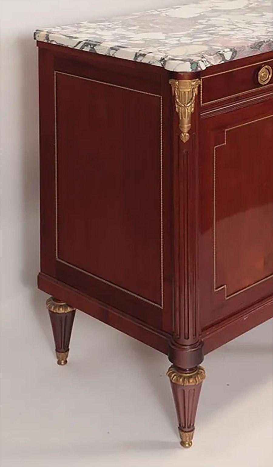 Buffet, armoire, crédence, bronze et plateau en marbre de style Louis XVI de la Maison Jansen en vente 2