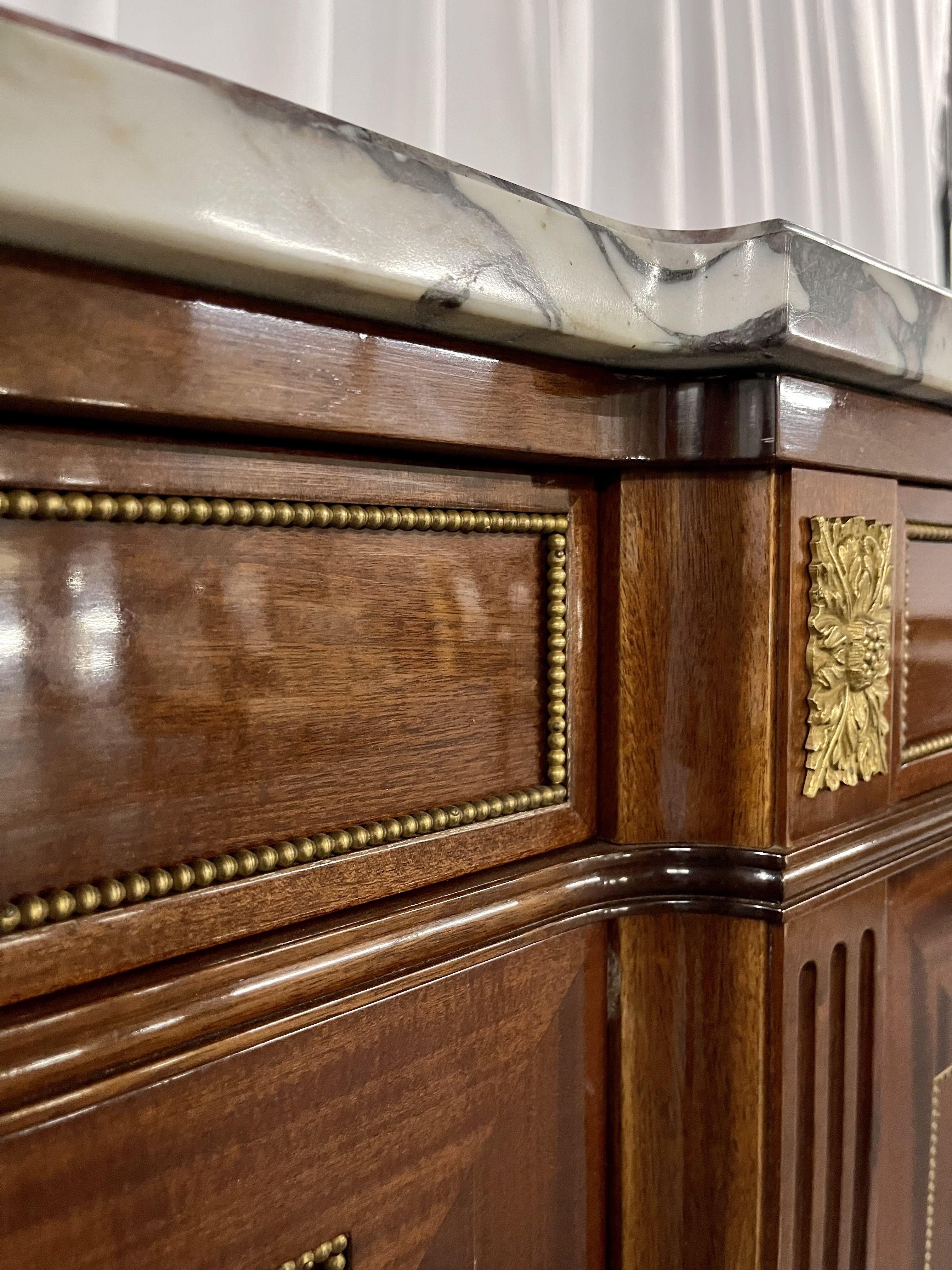 Buffet, armoire, crédence, bronze et plateau en marbre de style Louis XVI de la Maison Jansen en vente 5