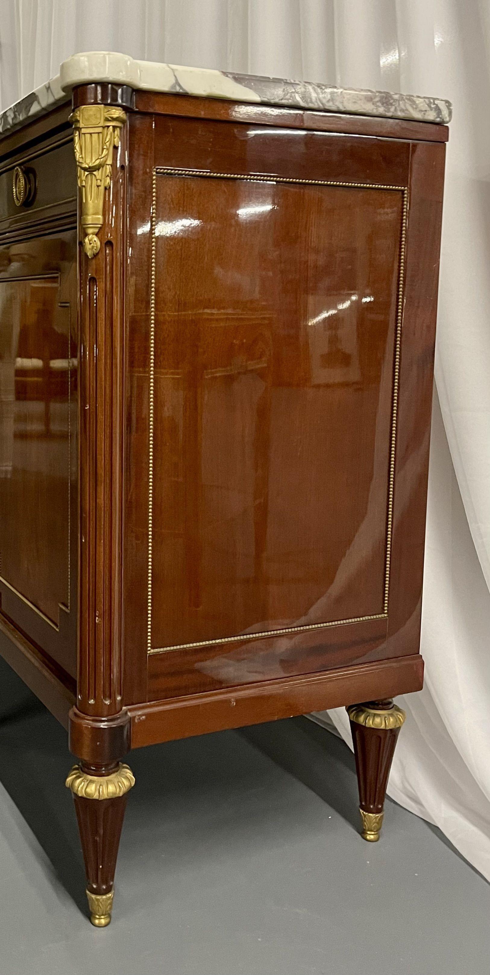 Buffet, armoire, crédence, bronze et plateau en marbre de style Louis XVI de la Maison Jansen en vente 6