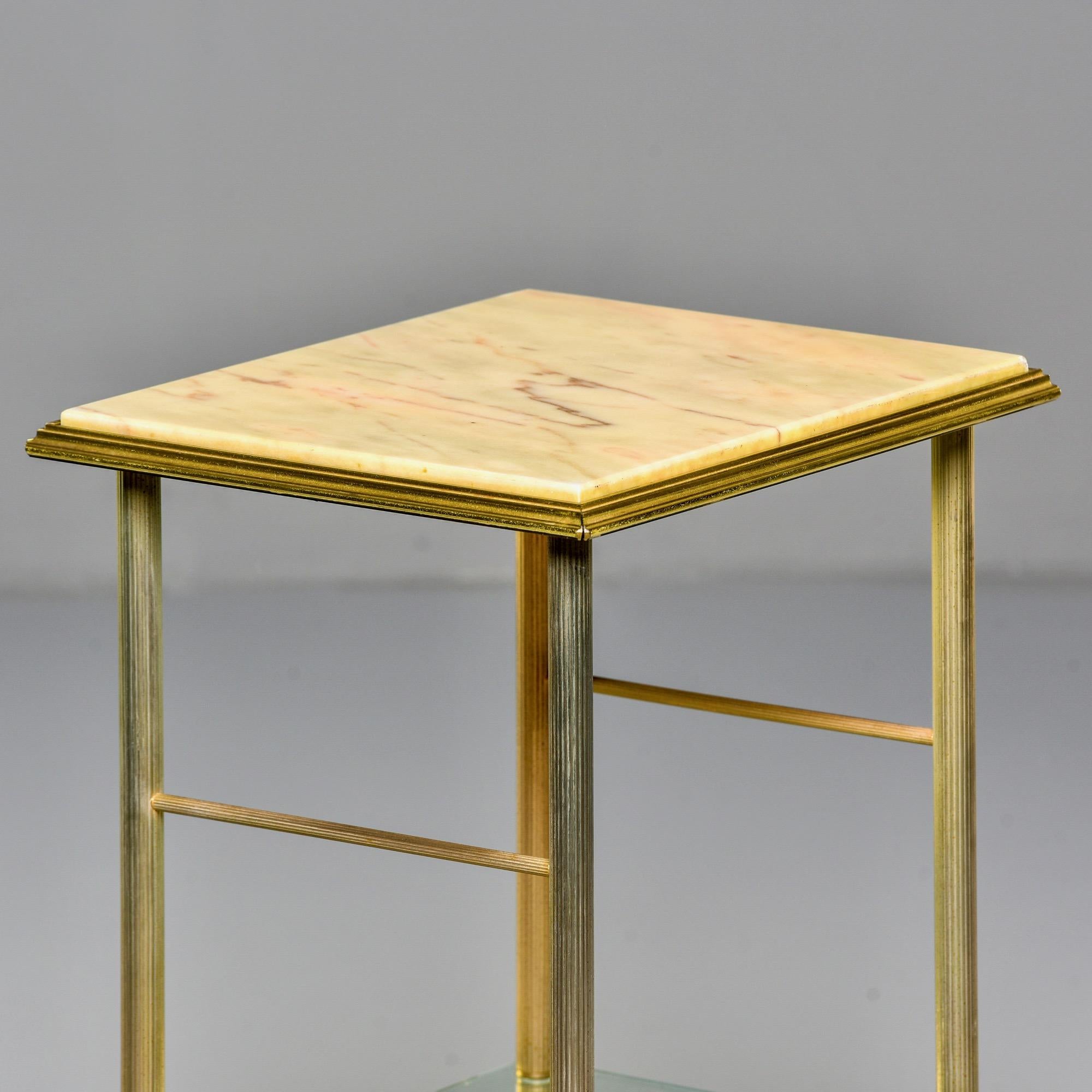 Table d'appoint en onyx et laiton avec plateau inférieur en verre et pieds cannelés, vers les années 1940. Acquis auprès d'un marchand français très expérimenté et réputé qui attribue avec certitude cette pièce à la Maison Jansen.
         