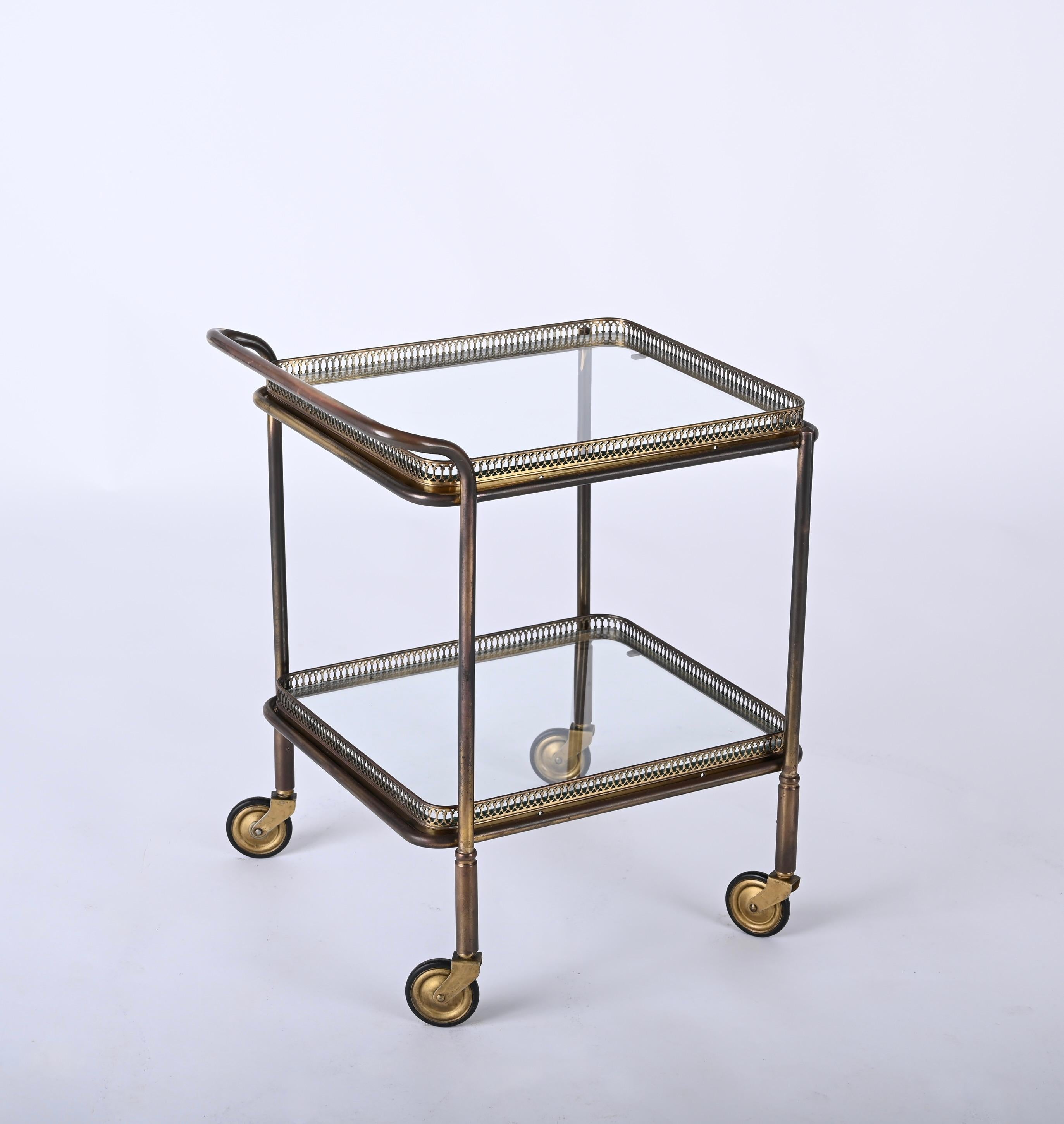 Maison Jansen Midcentury Brass and Crystal French Serving Bar Cart, 1950s In Good Condition In Roma, IT