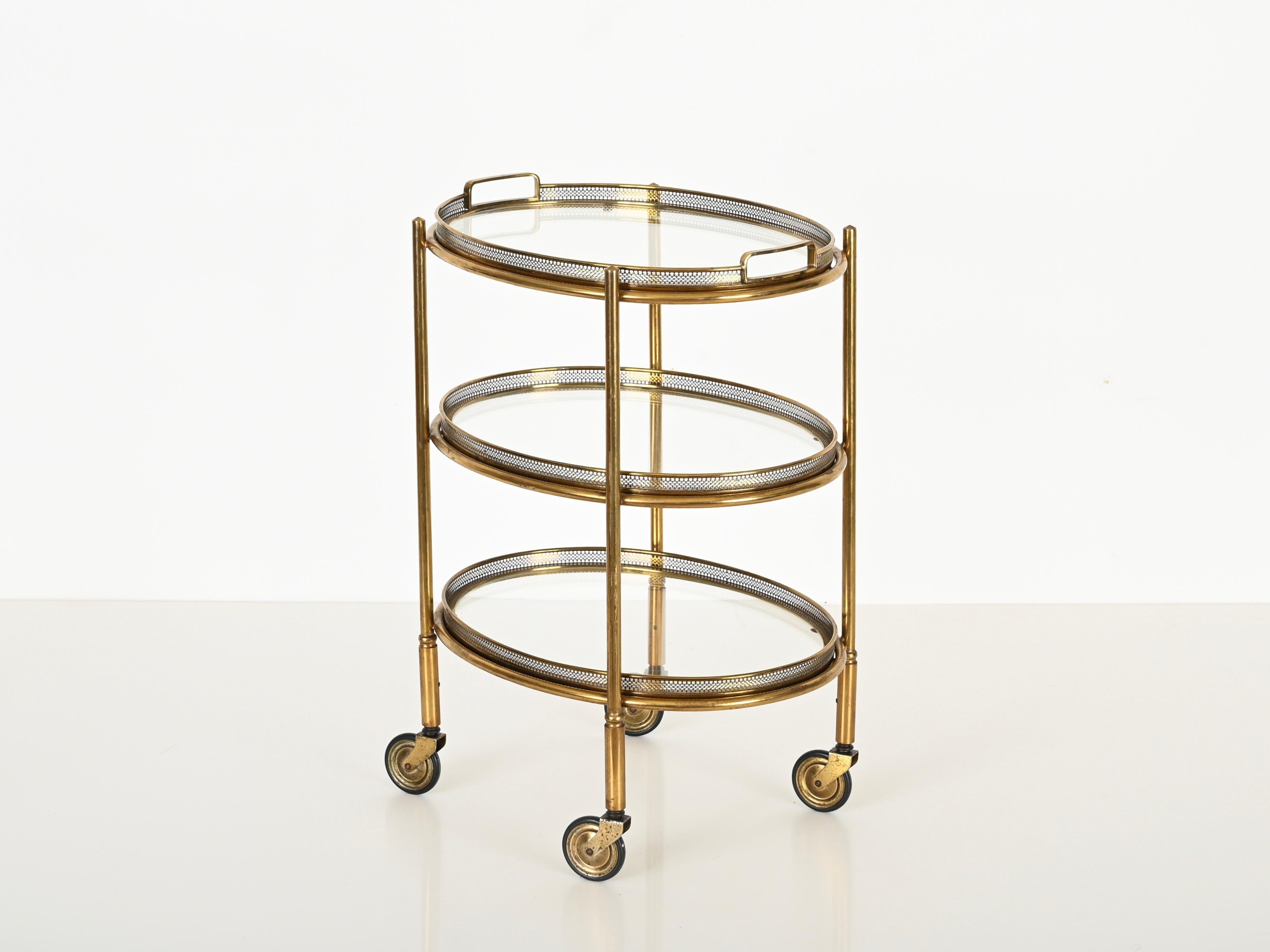 Chariot de bar ovale en laiton et cristal de la Maison Jansen, France, années 1950 en vente 2