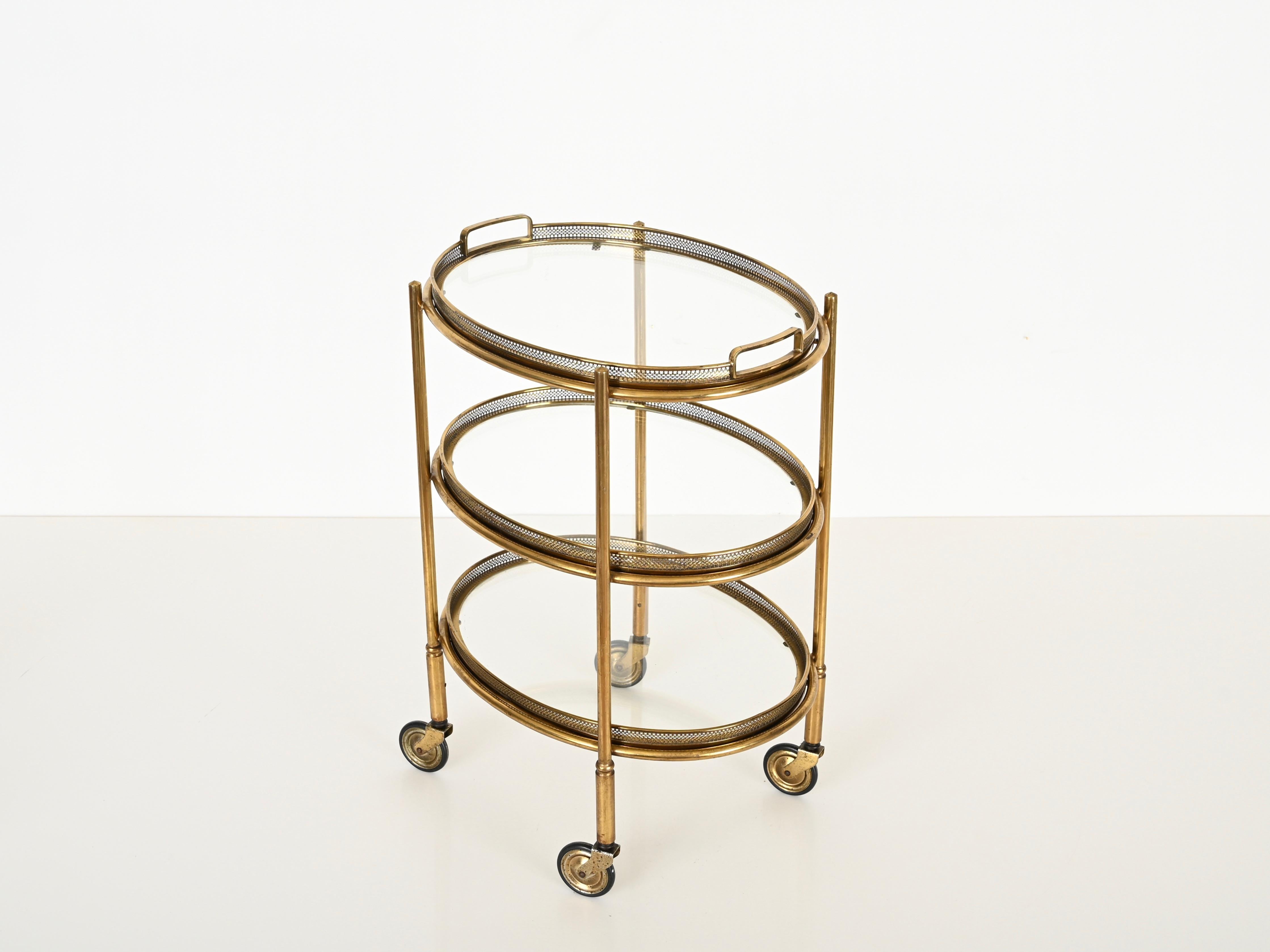 Chariot de bar ovale en laiton et cristal de la Maison Jansen, France, années 1950 en vente 3