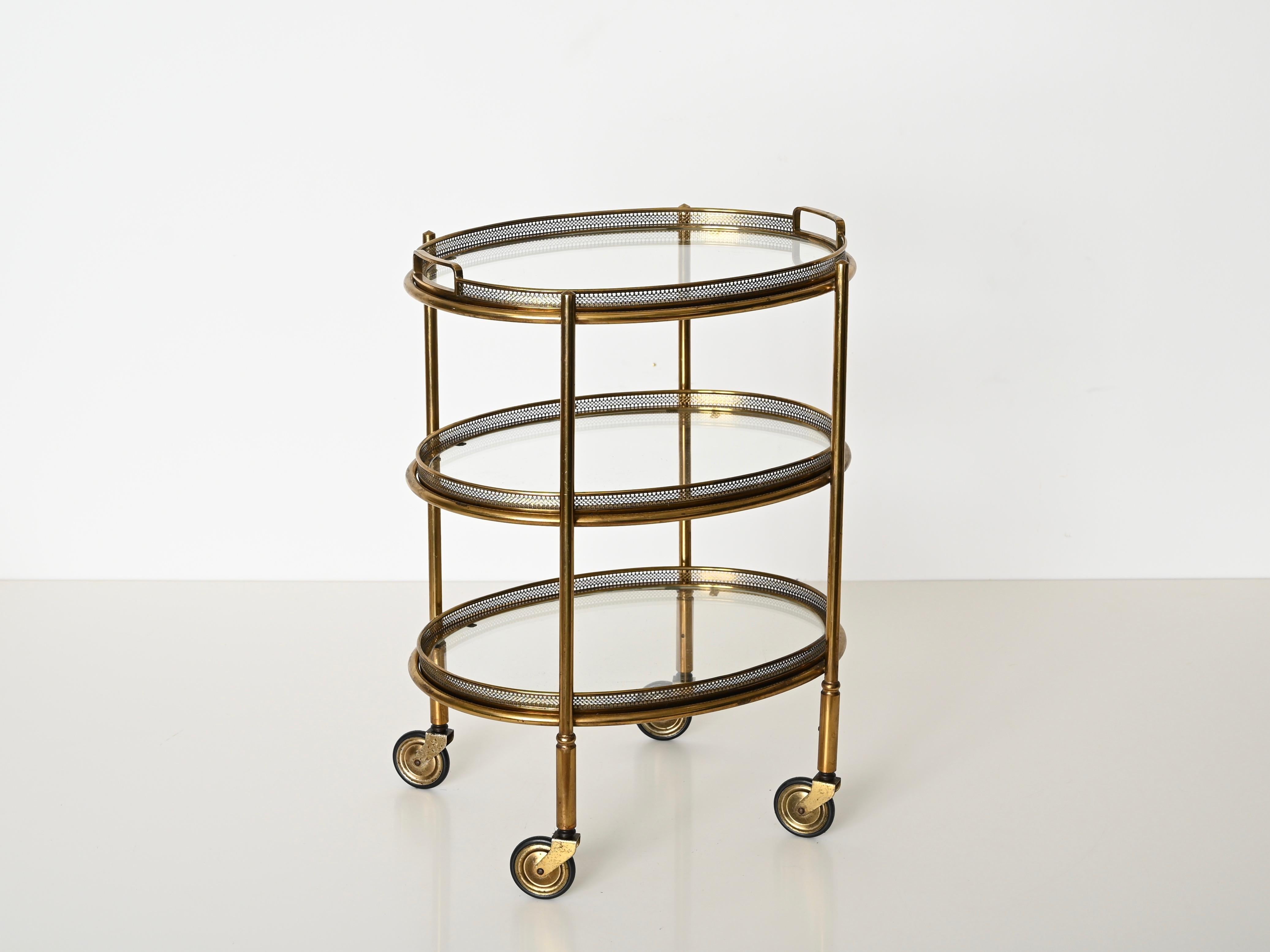 Chariot de bar ovale en laiton et cristal de la Maison Jansen, France, années 1950 en vente 5