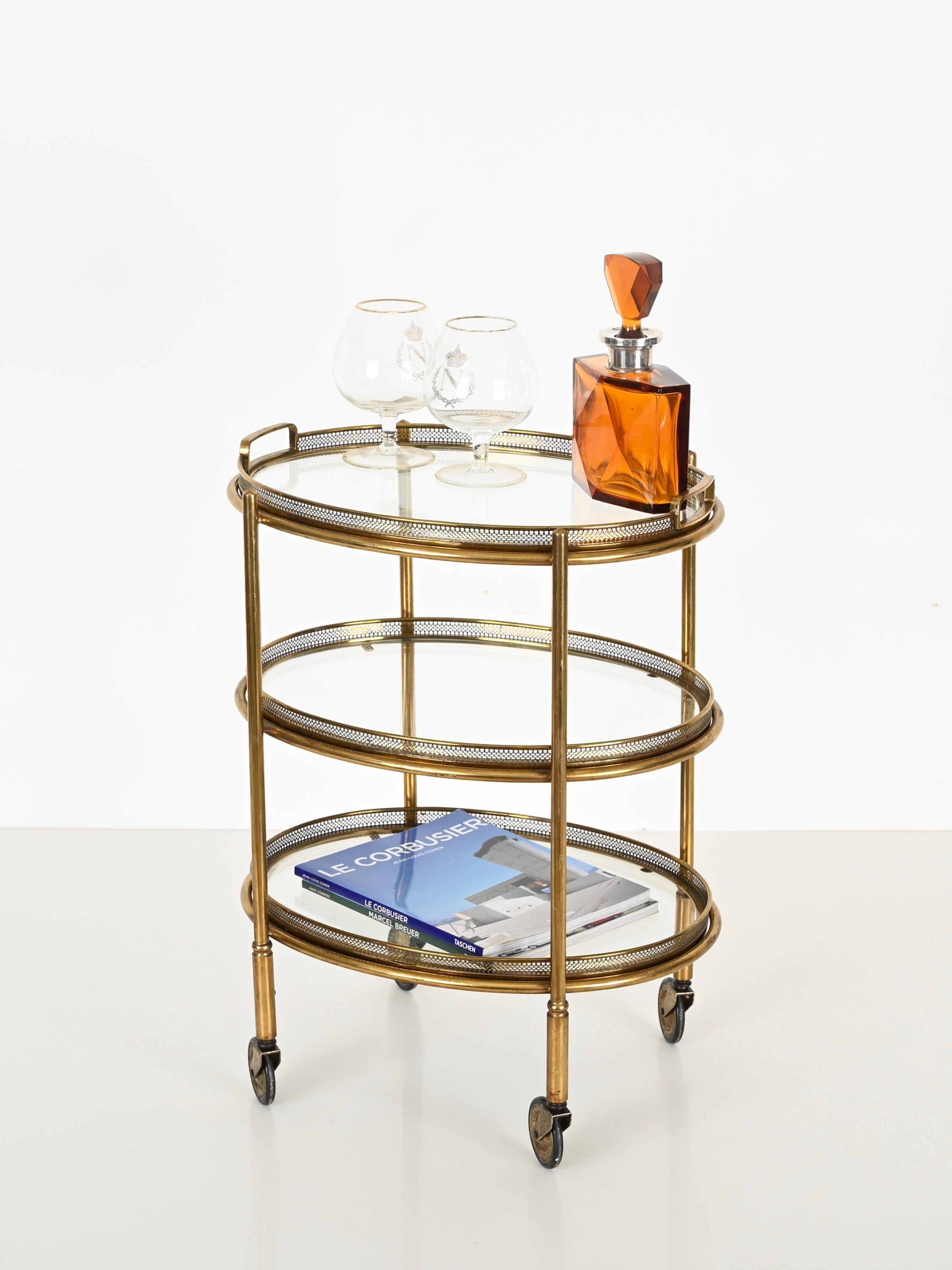 Magnifique petit chariot de bar en laiton massif et verre de cristal. La Maison Jansen a produit cette élégante desserte en France dans les années 1950.

Dans des conditions étonnantes, ce bel objet est unique grâce à ses petites dimensions et ses