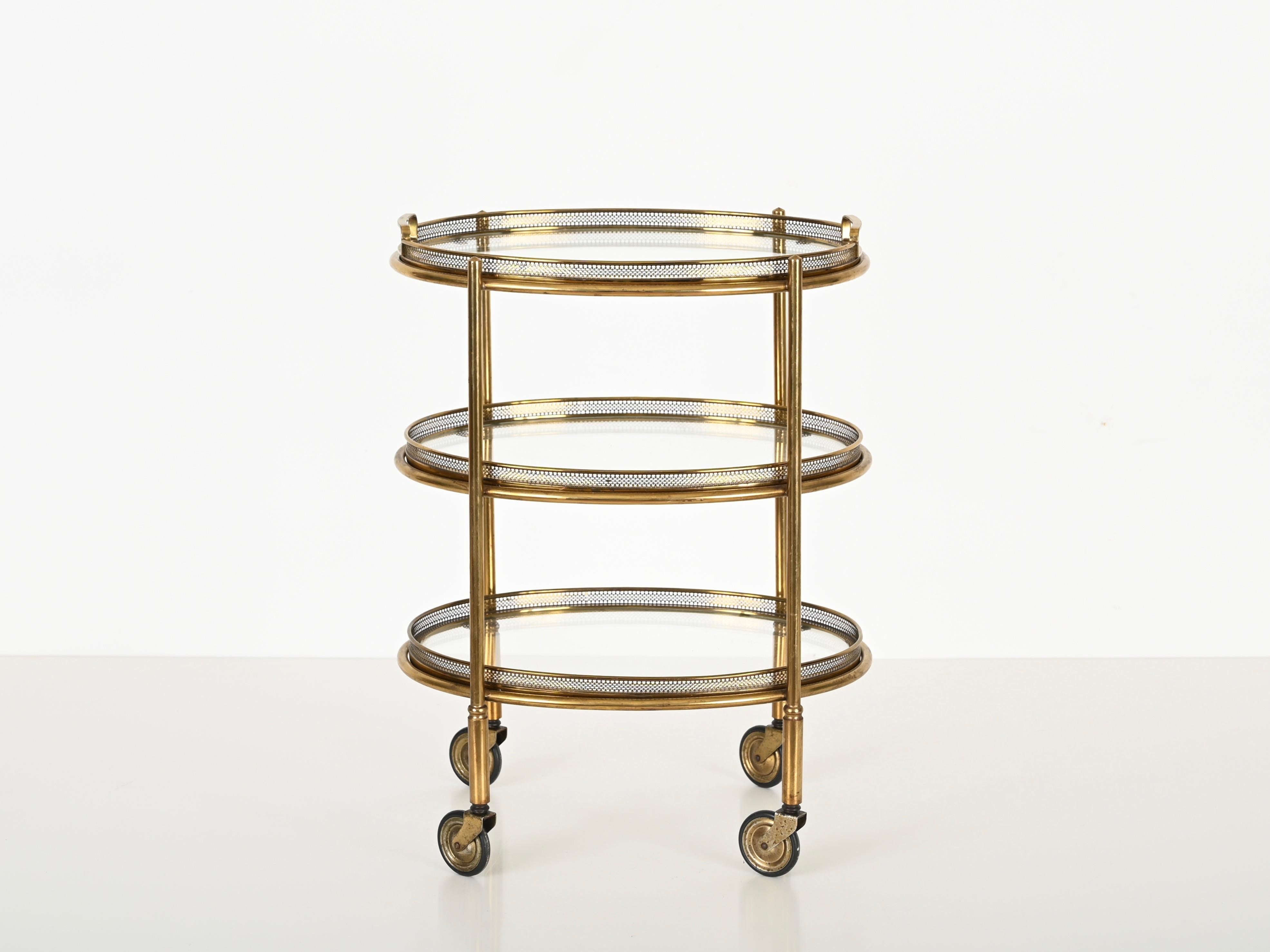 Mid-Century Modern Chariot de bar ovale en laiton et cristal de la Maison Jansen, France, années 1950 en vente