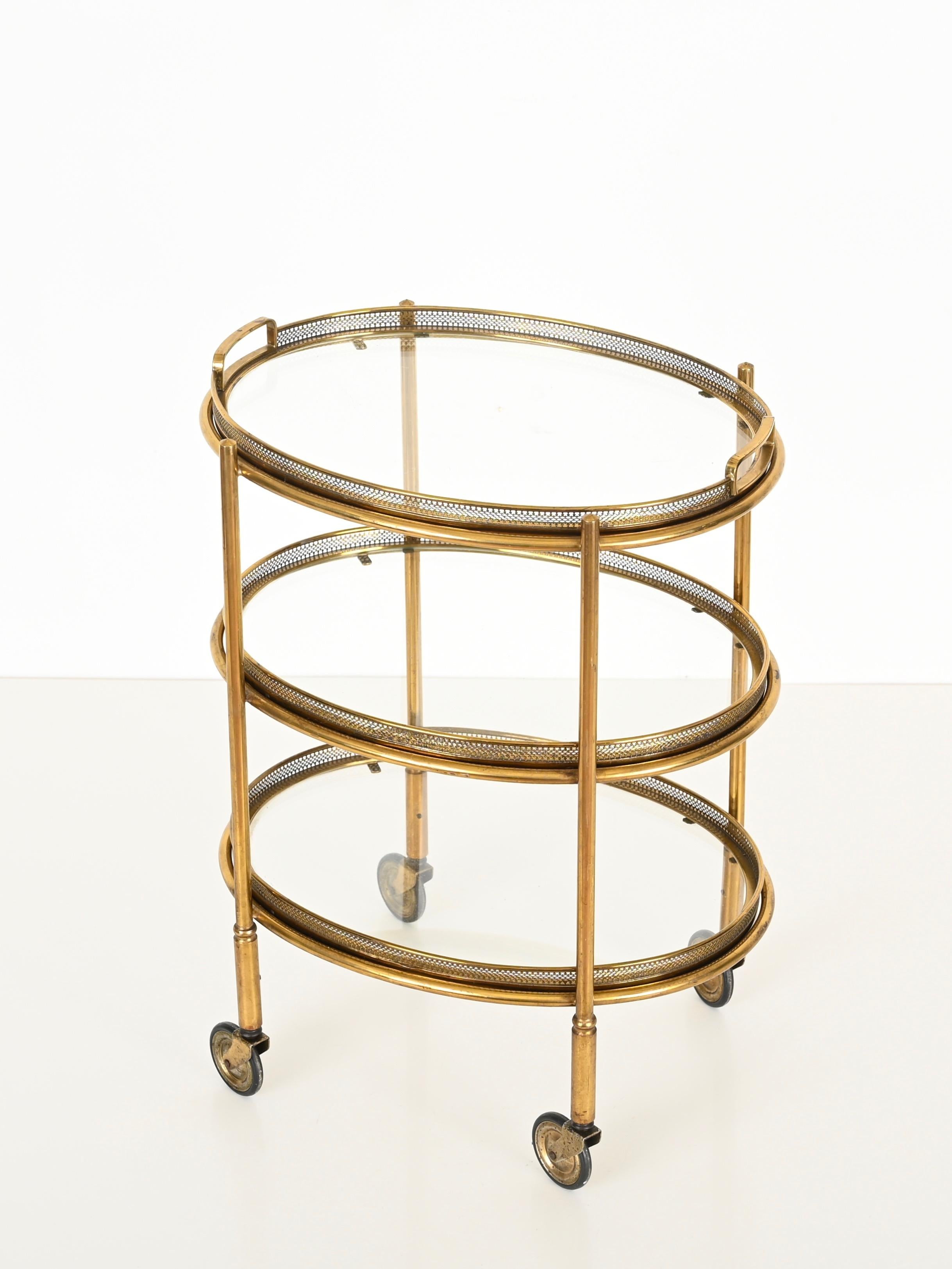 Fait main Chariot de bar ovale en laiton et cristal de la Maison Jansen, France, années 1950 en vente