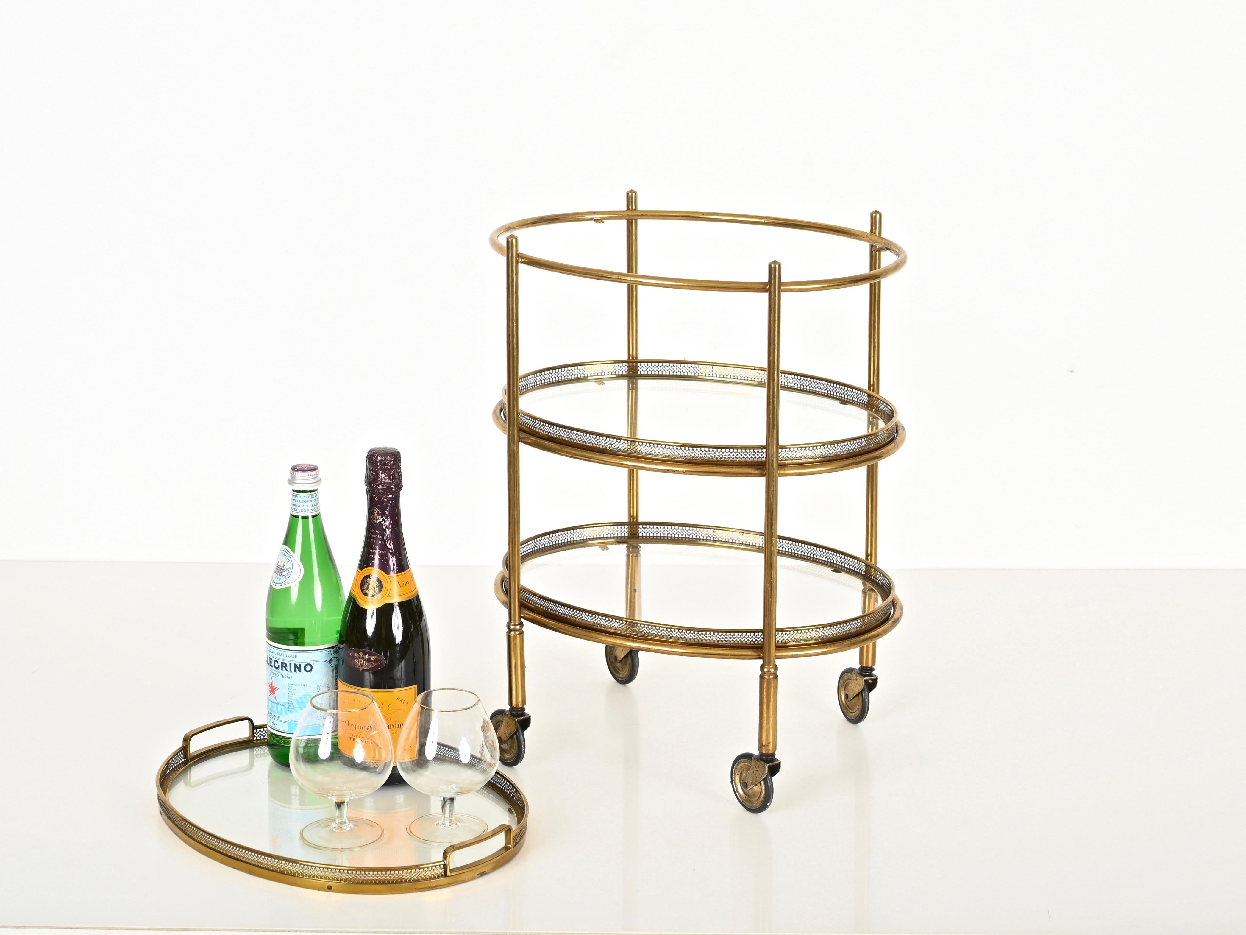 Milieu du XXe siècle Chariot de bar ovale en laiton et cristal de la Maison Jansen, France, années 1950 en vente