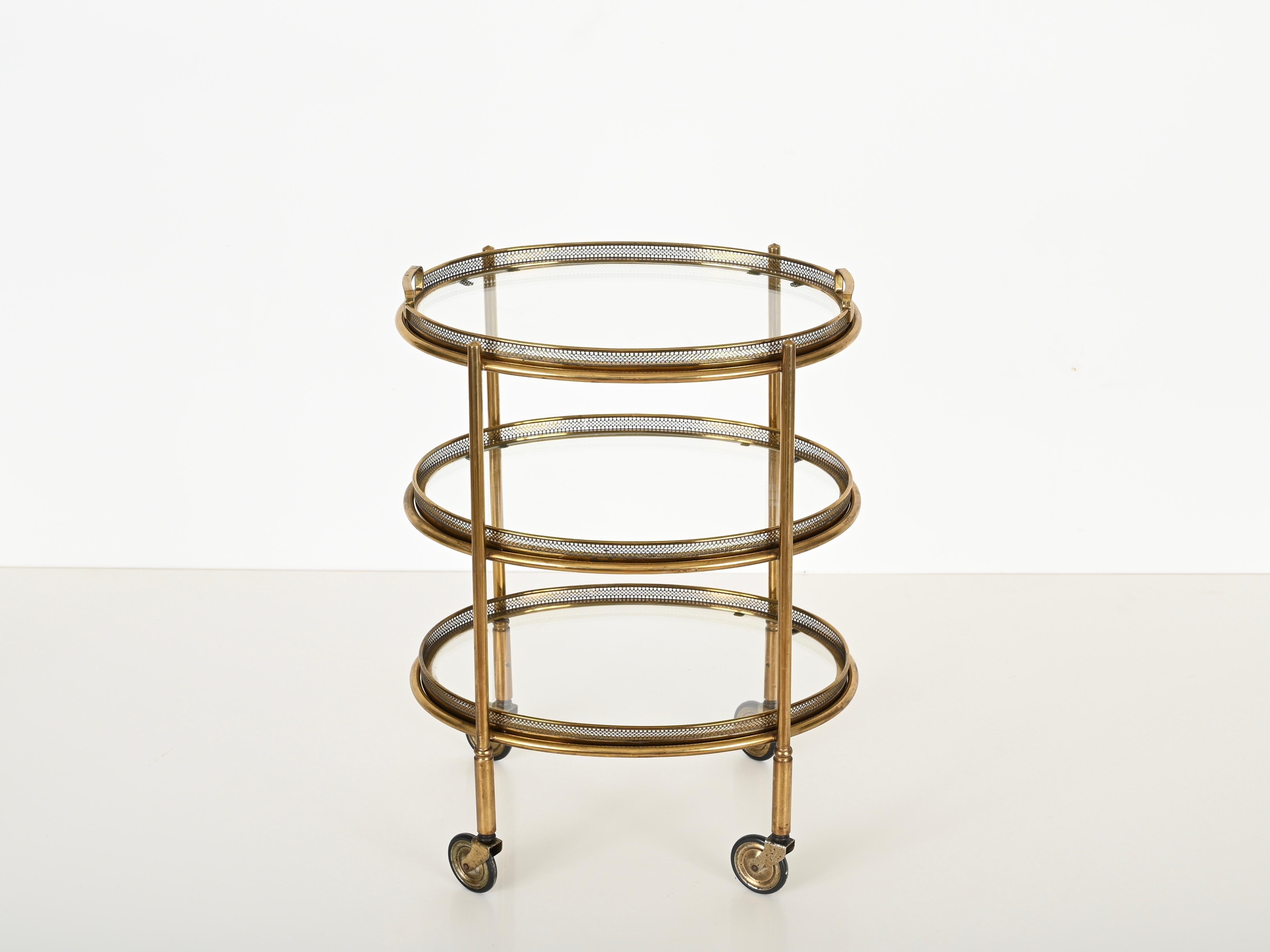 Métal Chariot de bar ovale en laiton et cristal de la Maison Jansen, France, années 1950 en vente