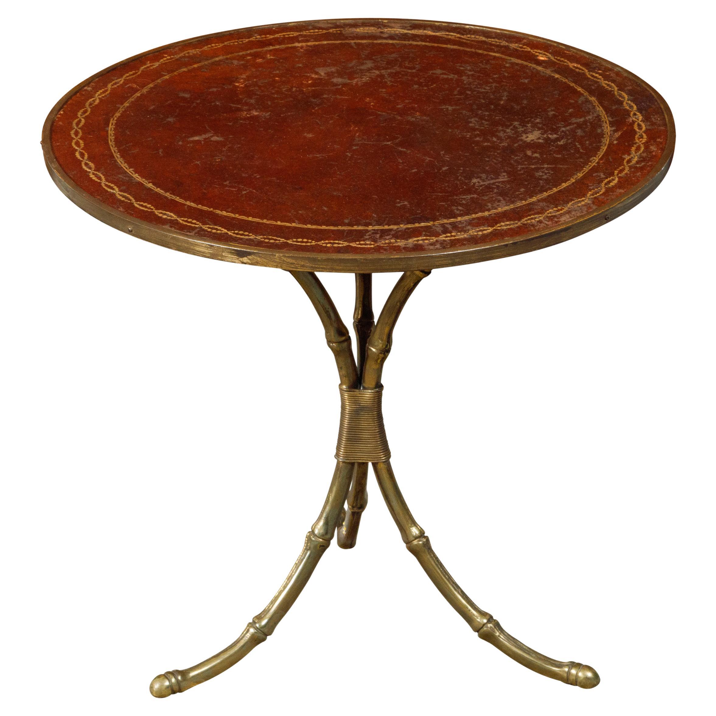 Table d'appoint Maison Jansen du milieu du siècle dernier avec plateau en cuir et base en laiton imitation bambou
