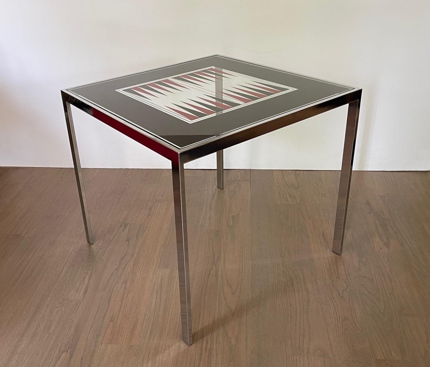 Sehr minimalistisch und maskulin. Dieser Backgammon-Tisch aus verchromtem Stahl und Spiegelglas, Maison Jansen, um 1975. Backgammon ist ein Spiel mit Strategie und Glück, das so alt ist wie die Zeit selbst. Die Handwerkskunst ist einfach