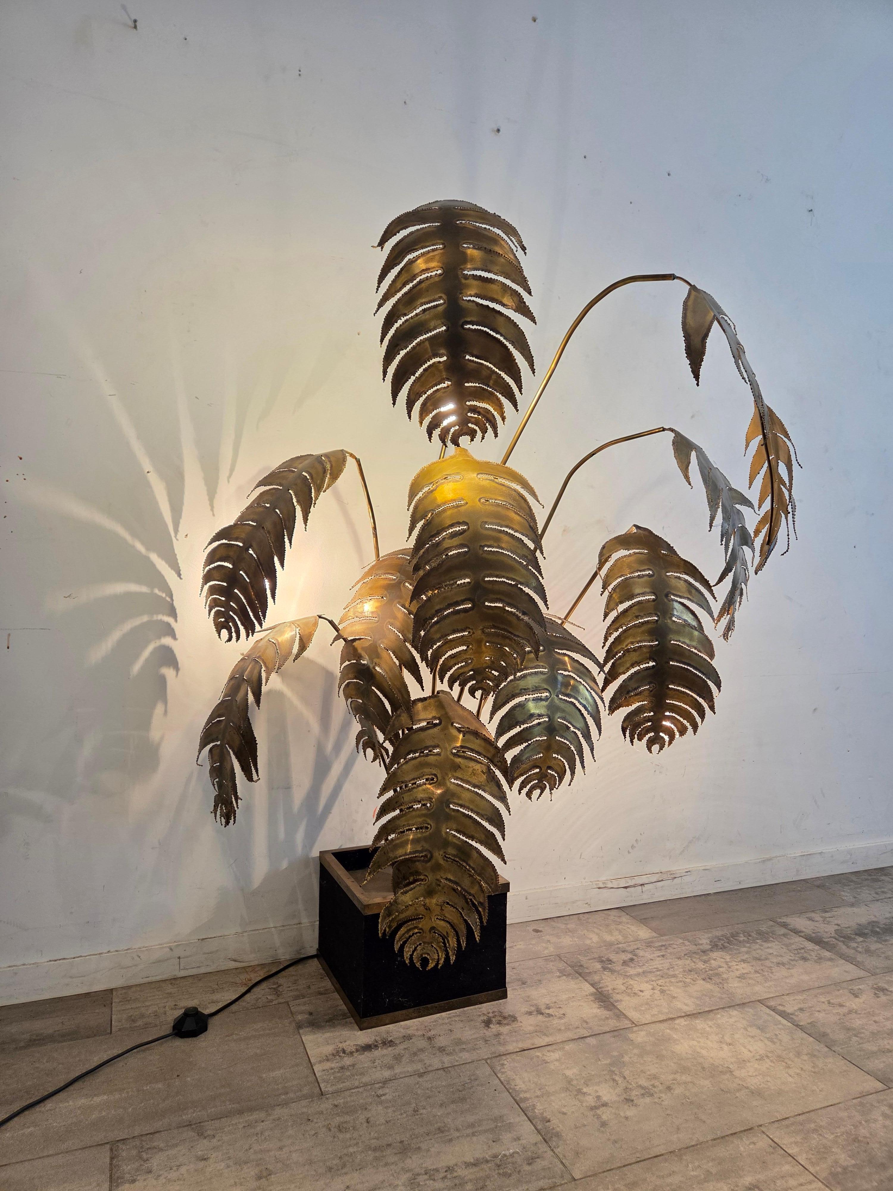 The Monstera lamp, attributed to the renowned Parisian design house Maison Jansen, is a striking example of mid-20th-century lighting that blends botanical inspiration with luxurious craftsmanship. Maison Jansen, founded in 1880, was one of the