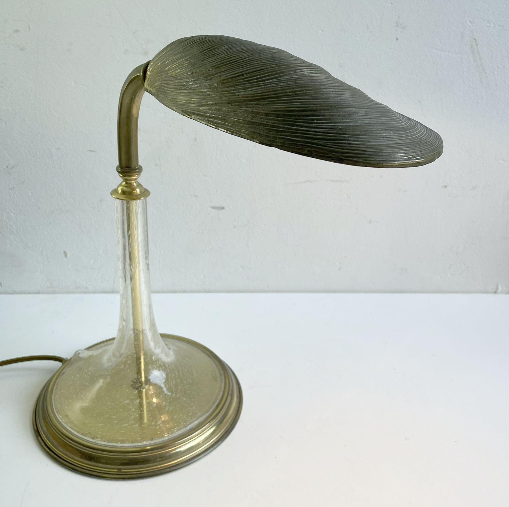 Lampe de bureau en bronze magnifiquement sculptée sur une base en verre avec des bulles en verre. Rare et joli complément aux appliques murales du même design.