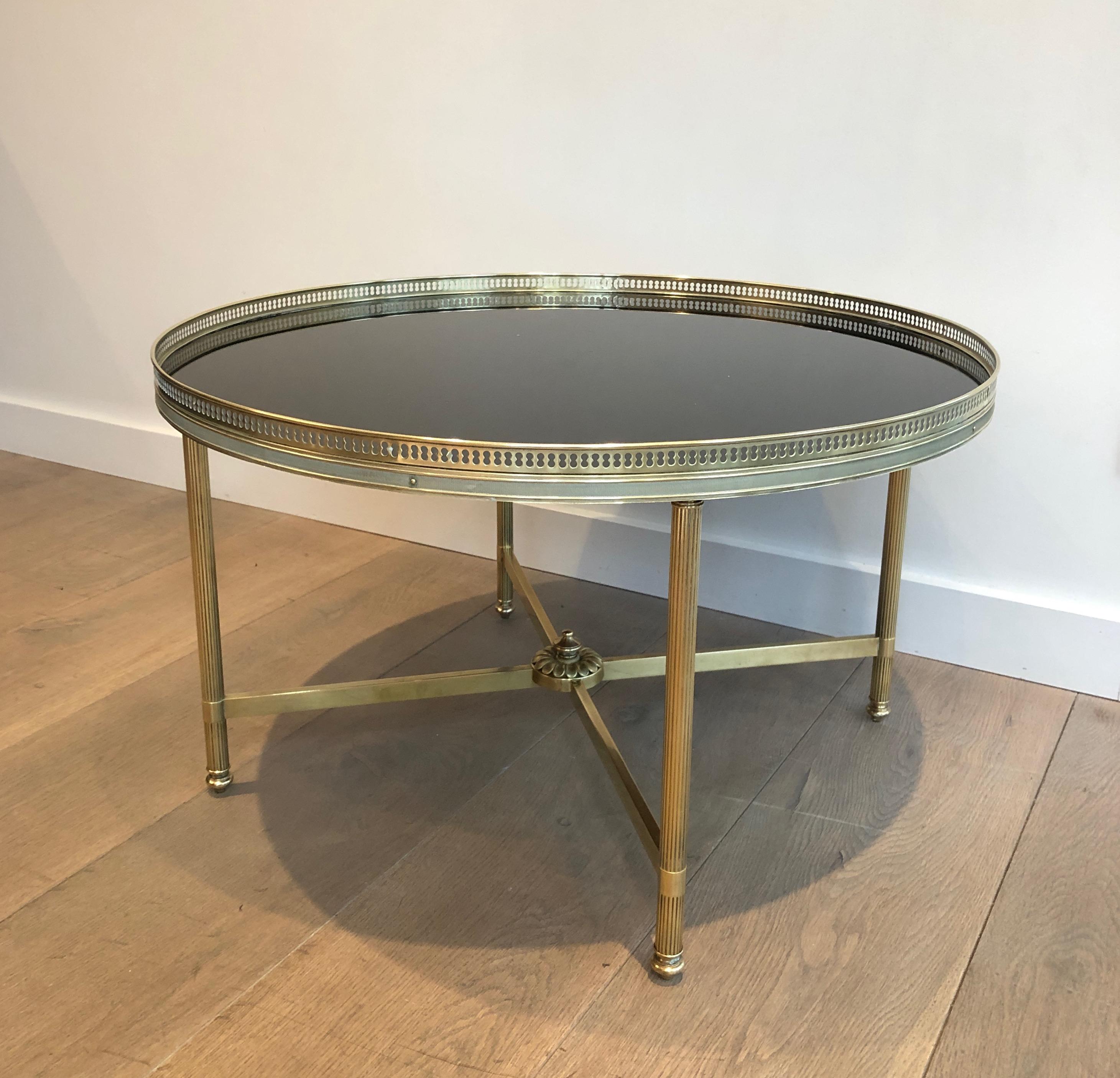 Table basse de style néoclassique en laiton et verre laqué noir par Maison Jansen en vente 6