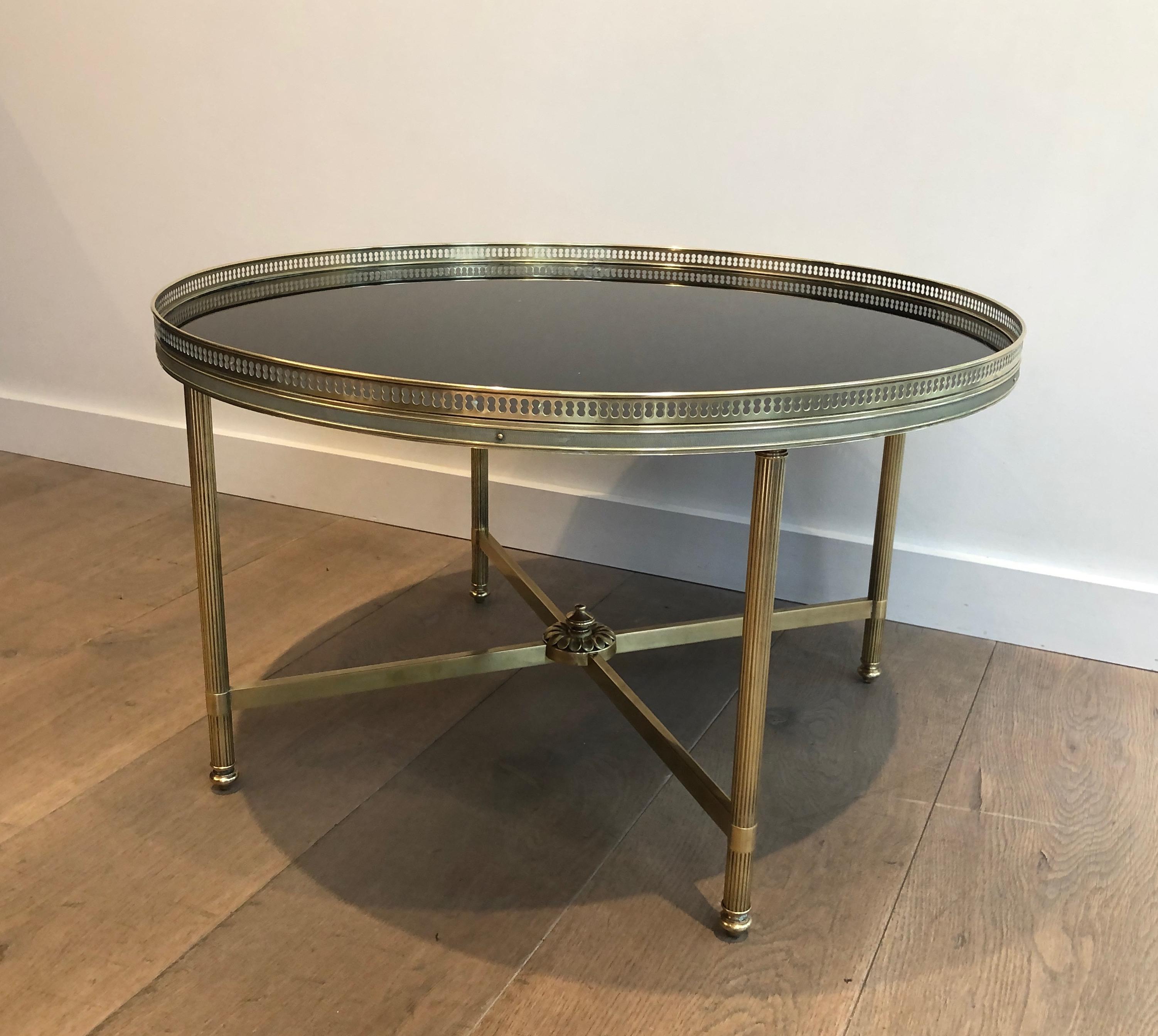 Table basse de style néoclassique en laiton et verre laqué noir par Maison Jansen en vente 7