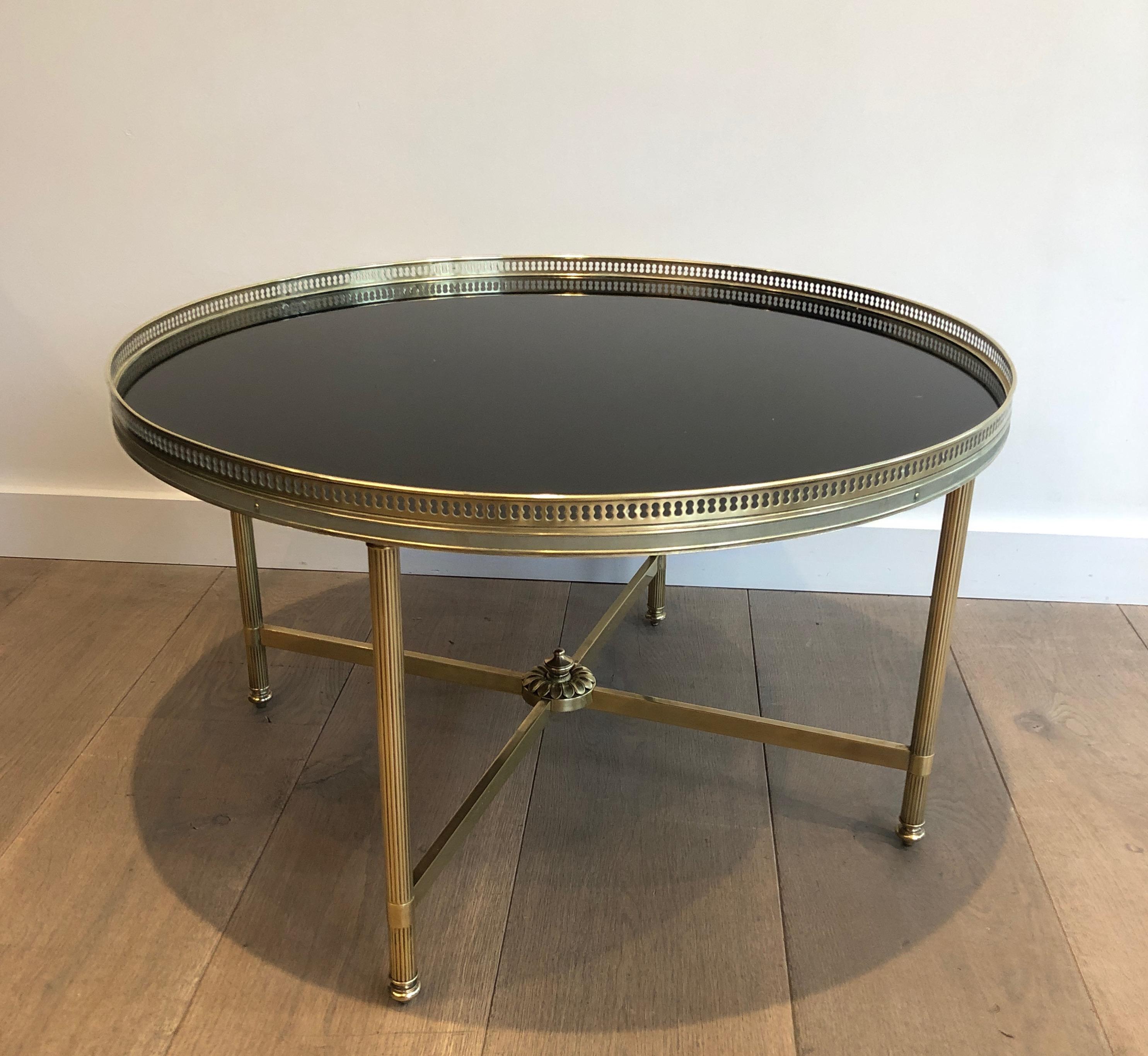 Table basse de style néoclassique en laiton et verre laqué noir par Maison Jansen en vente 10