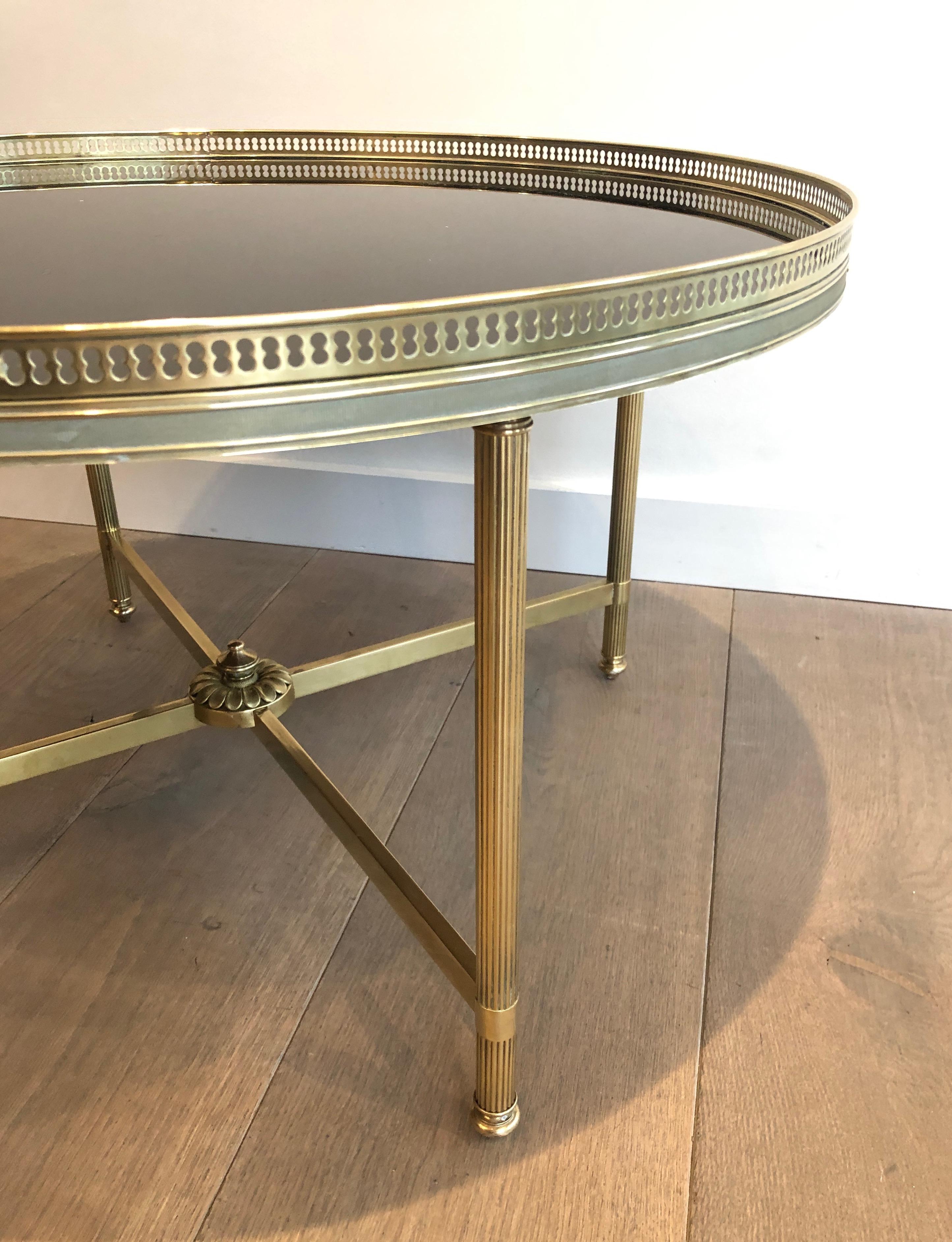 Laqué Table basse de style néoclassique en laiton et verre laqué noir par Maison Jansen en vente