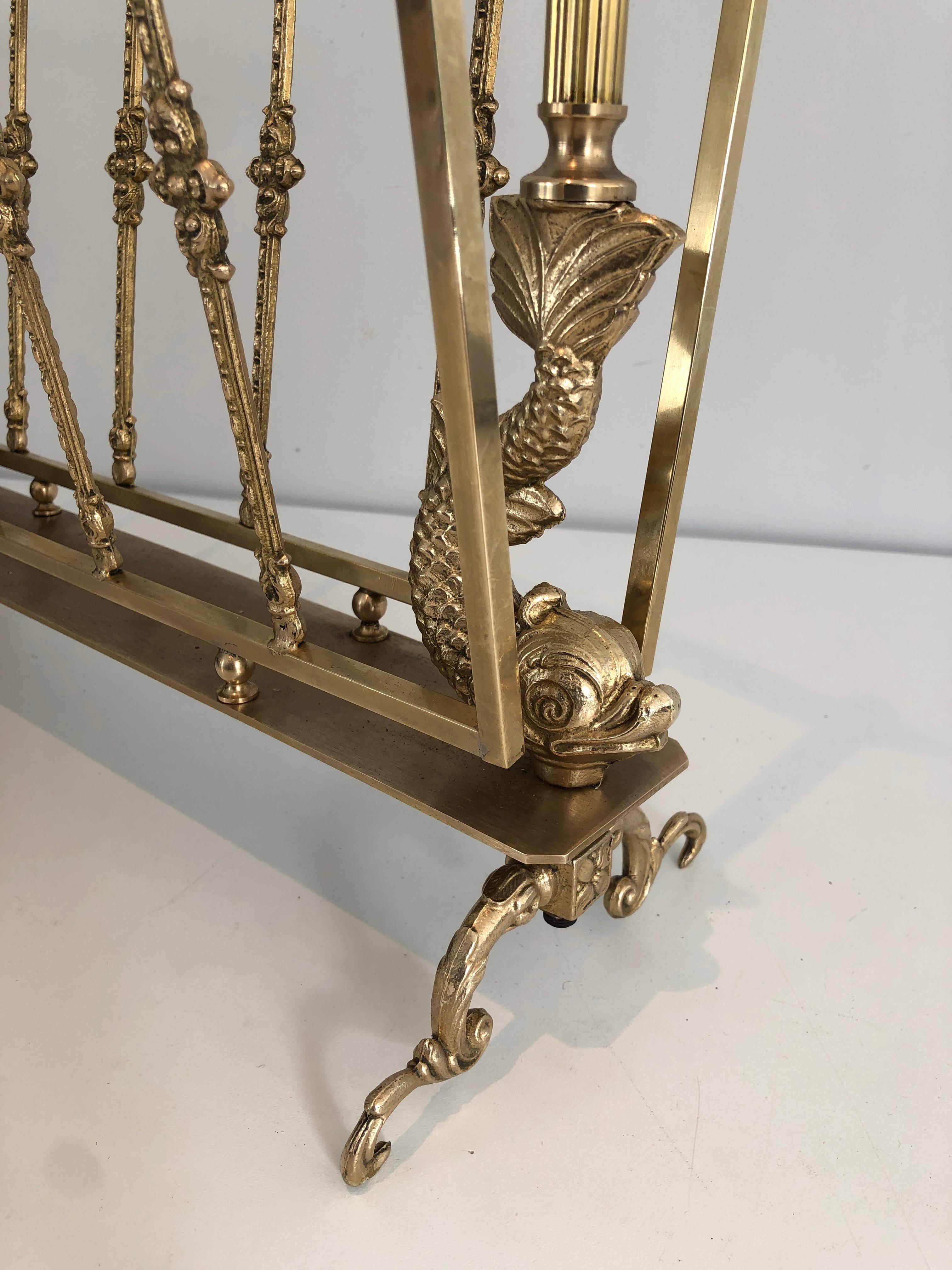 Portariviste francese in stile neoclassico in ottone con teste di delfino, Maison Jansen in vendita 7