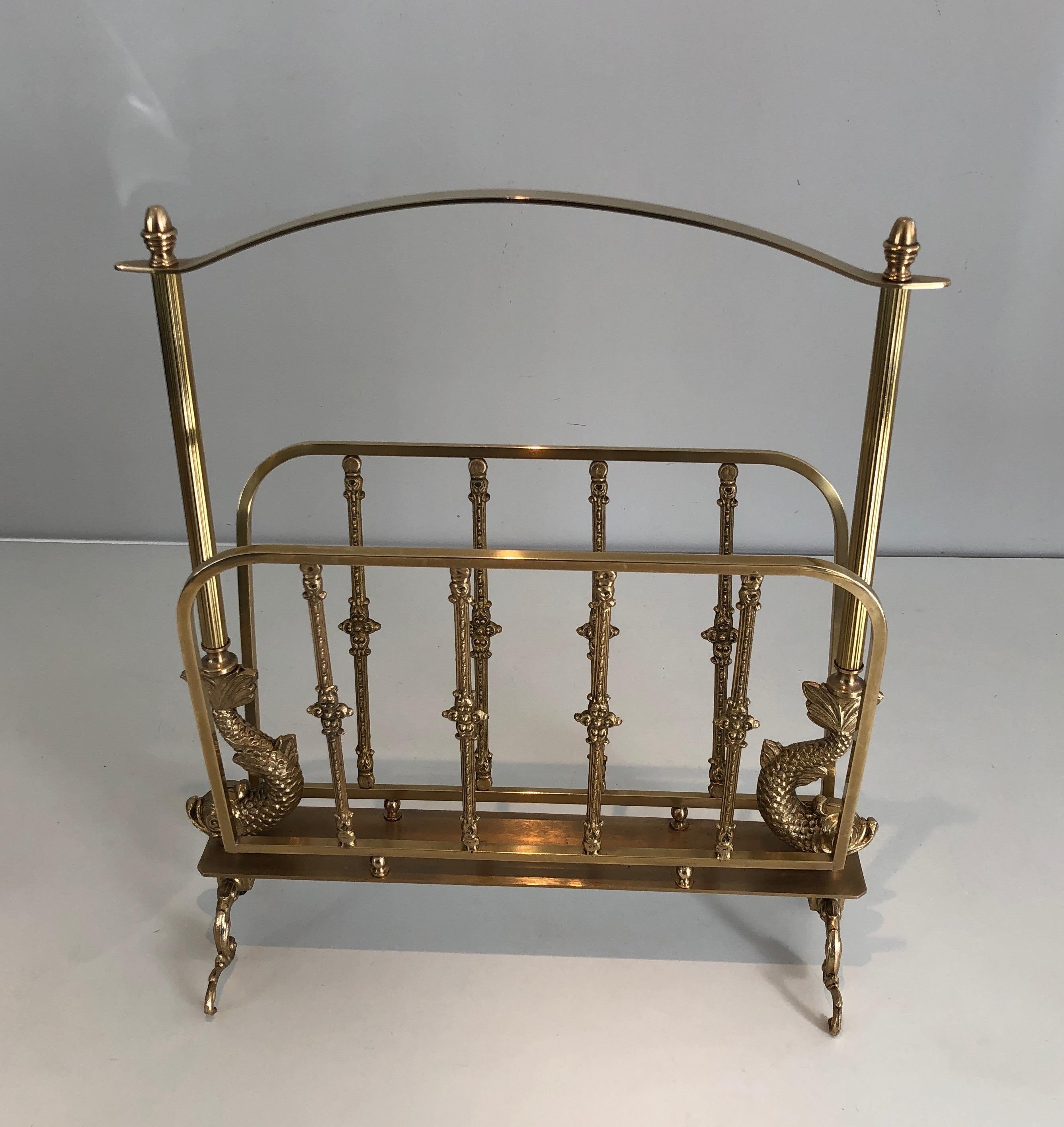 Questo portariviste in stile neoclassico è realizzato in ottone con teste di delfino. Si tratta di un'opera del famoso designer francese Maison Jansen, del 1940 circa.
   