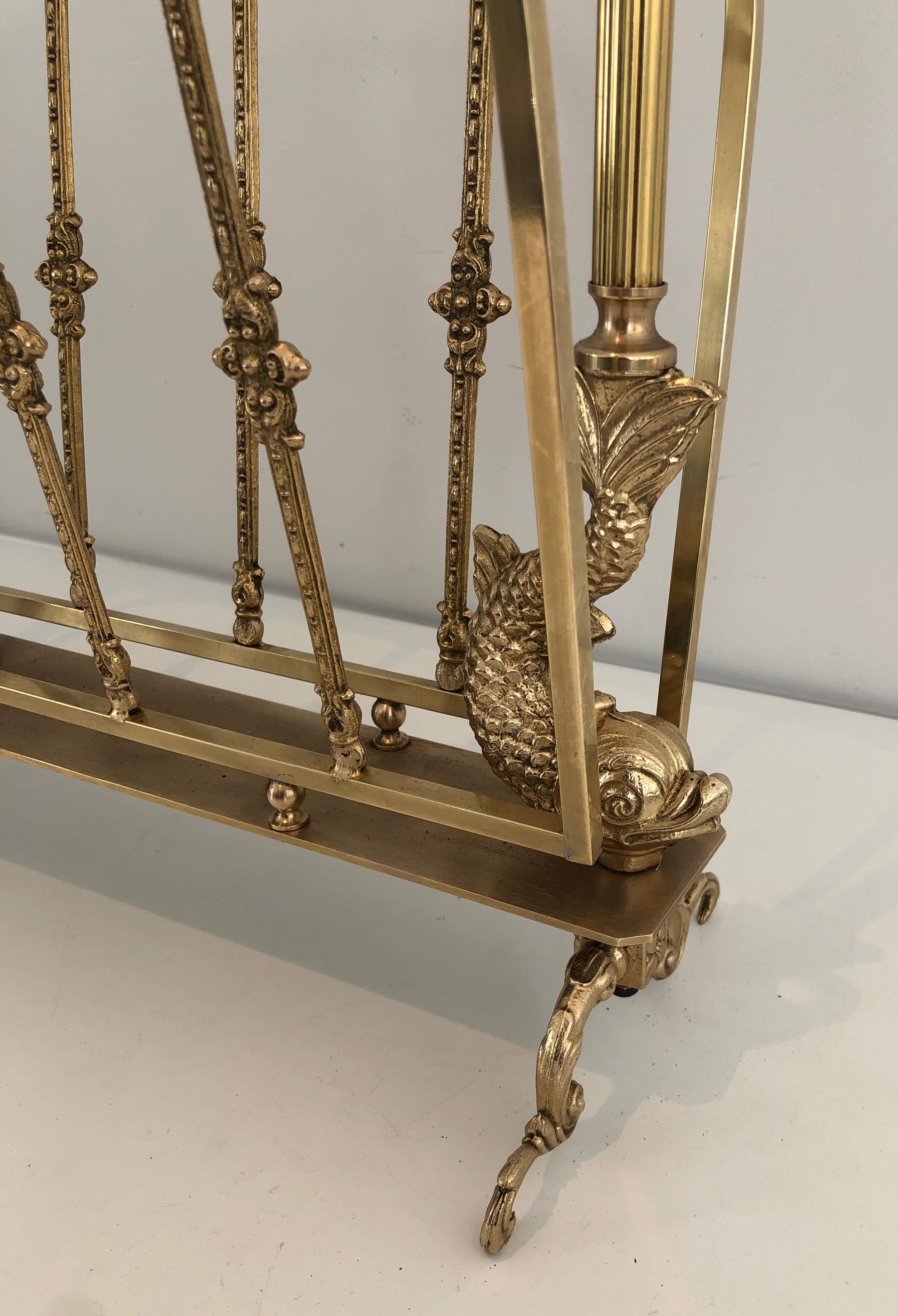 Metà XX secolo Portariviste francese in stile neoclassico in ottone con teste di delfino, Maison Jansen in vendita