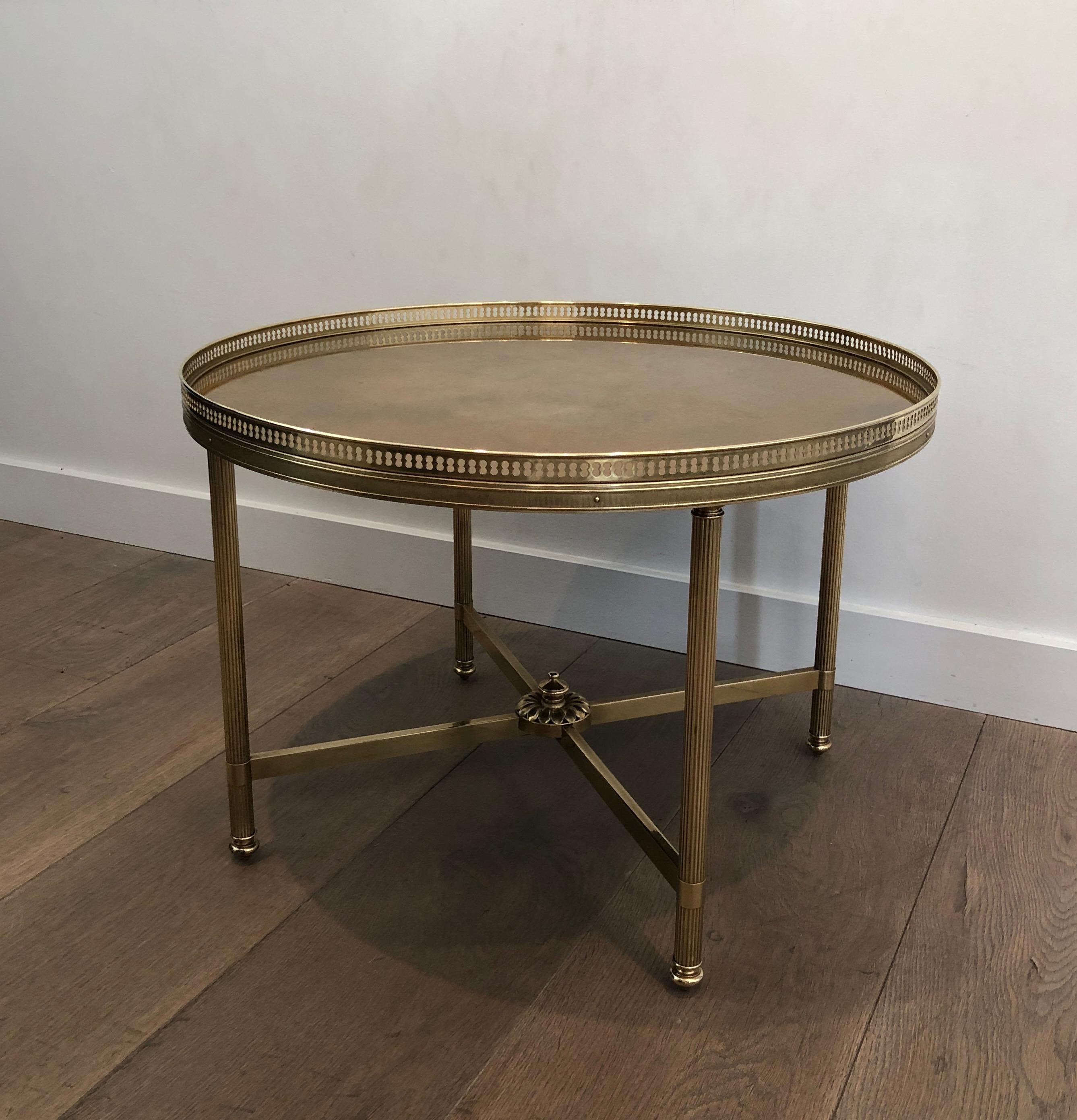 Maison Jansen, Neoclassical Style Small Round Brass Coffee Table with Gold Top In Good Condition In Marcq-en-Barœul, Hauts-de-France