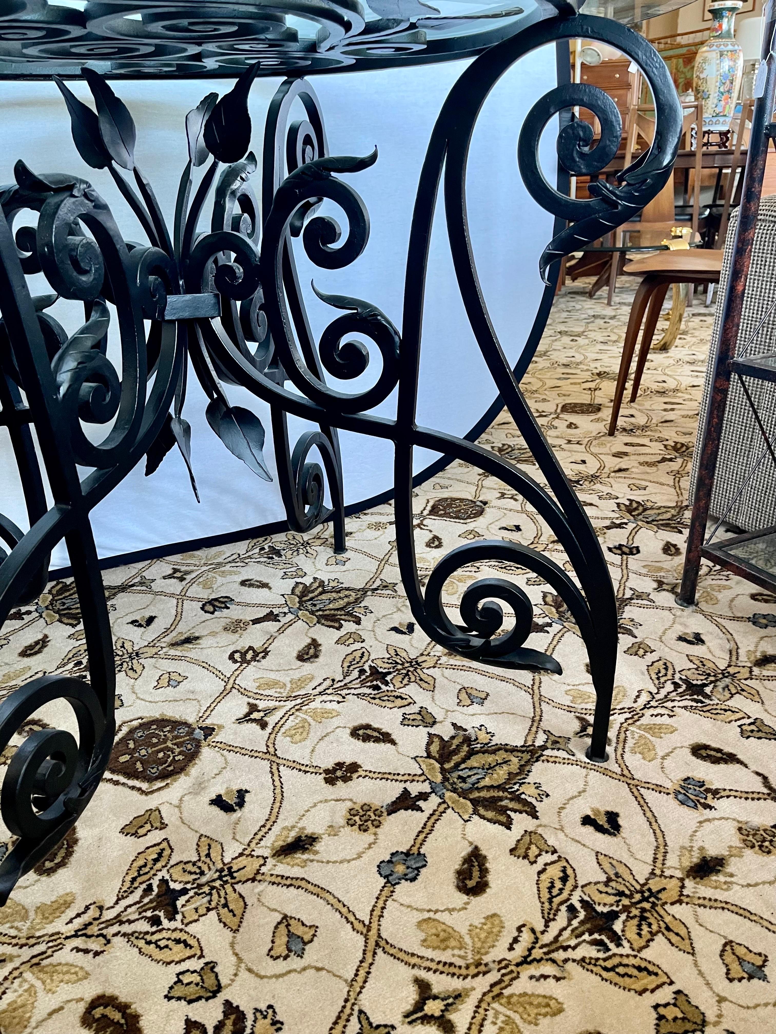 Mesa de centro de recibidor orgánica francesa esculpida en hierro y cristal en venta 4