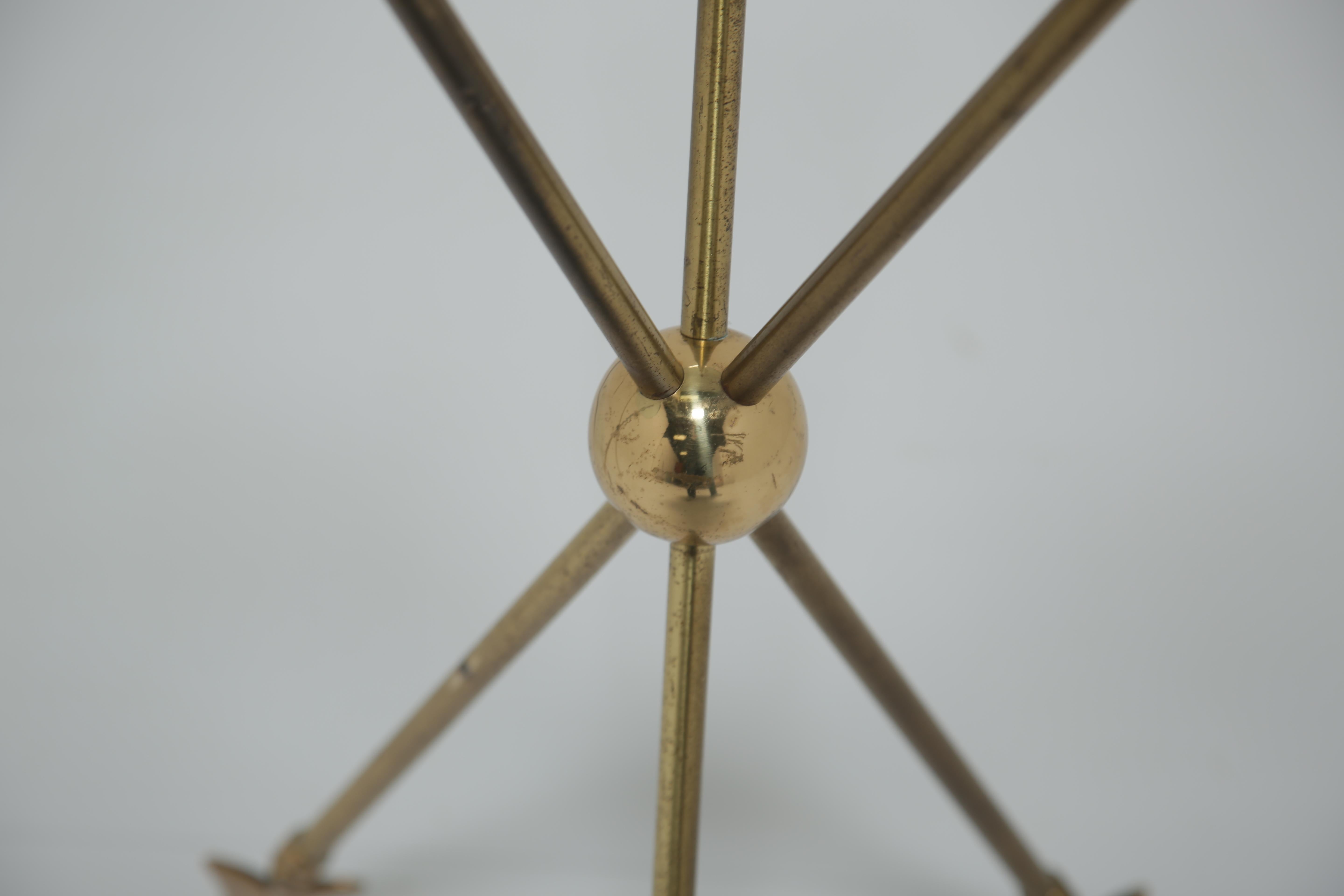 Français Maison Jansen, Paire de tables d'appoint en laiton et verre Arrow Hollywood Regency 1960s en vente