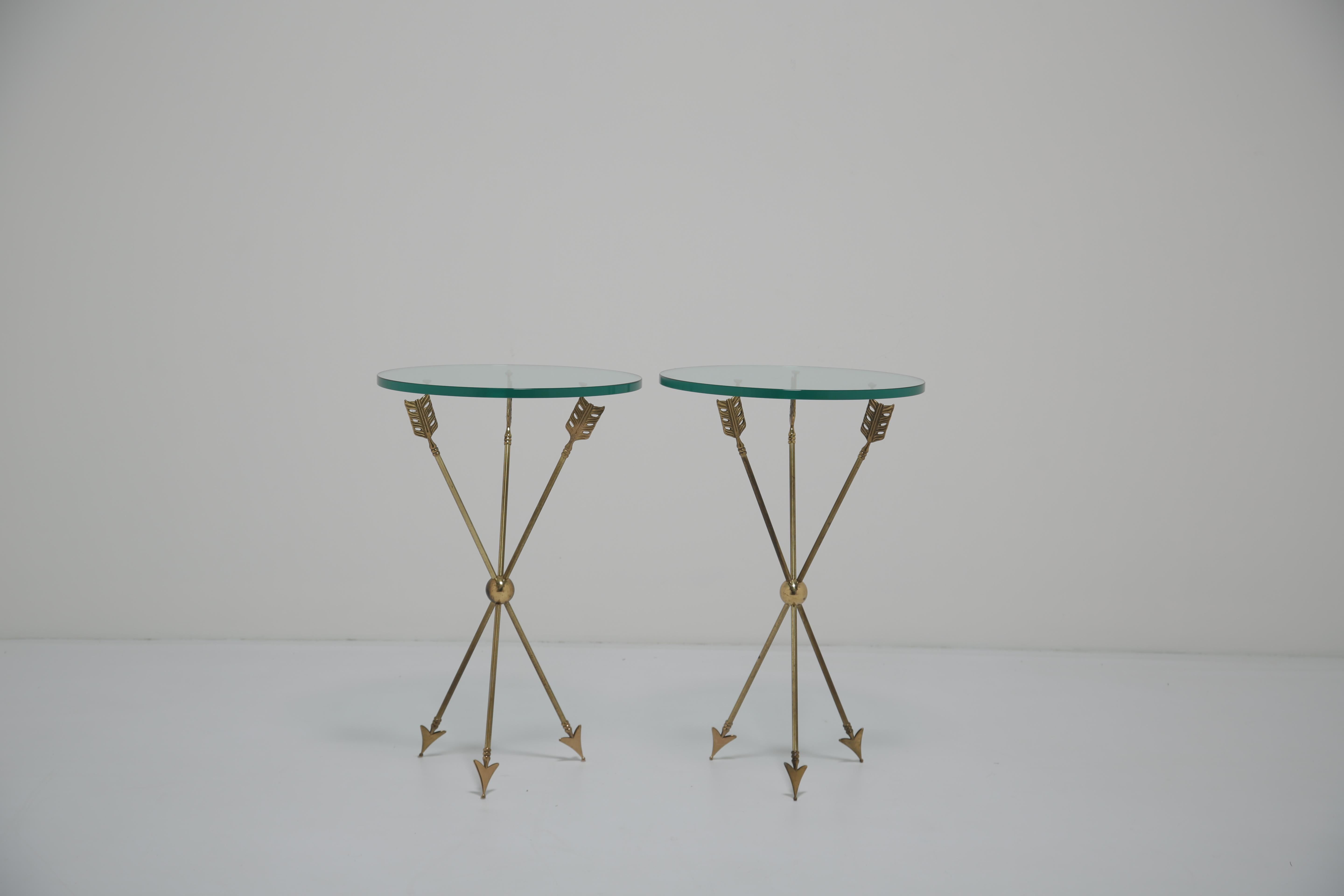 Maison Jansen, Paire de tables d'appoint en laiton et verre Arrow Hollywood Regency 1960s État moyen - En vente à Dublin 8, IE