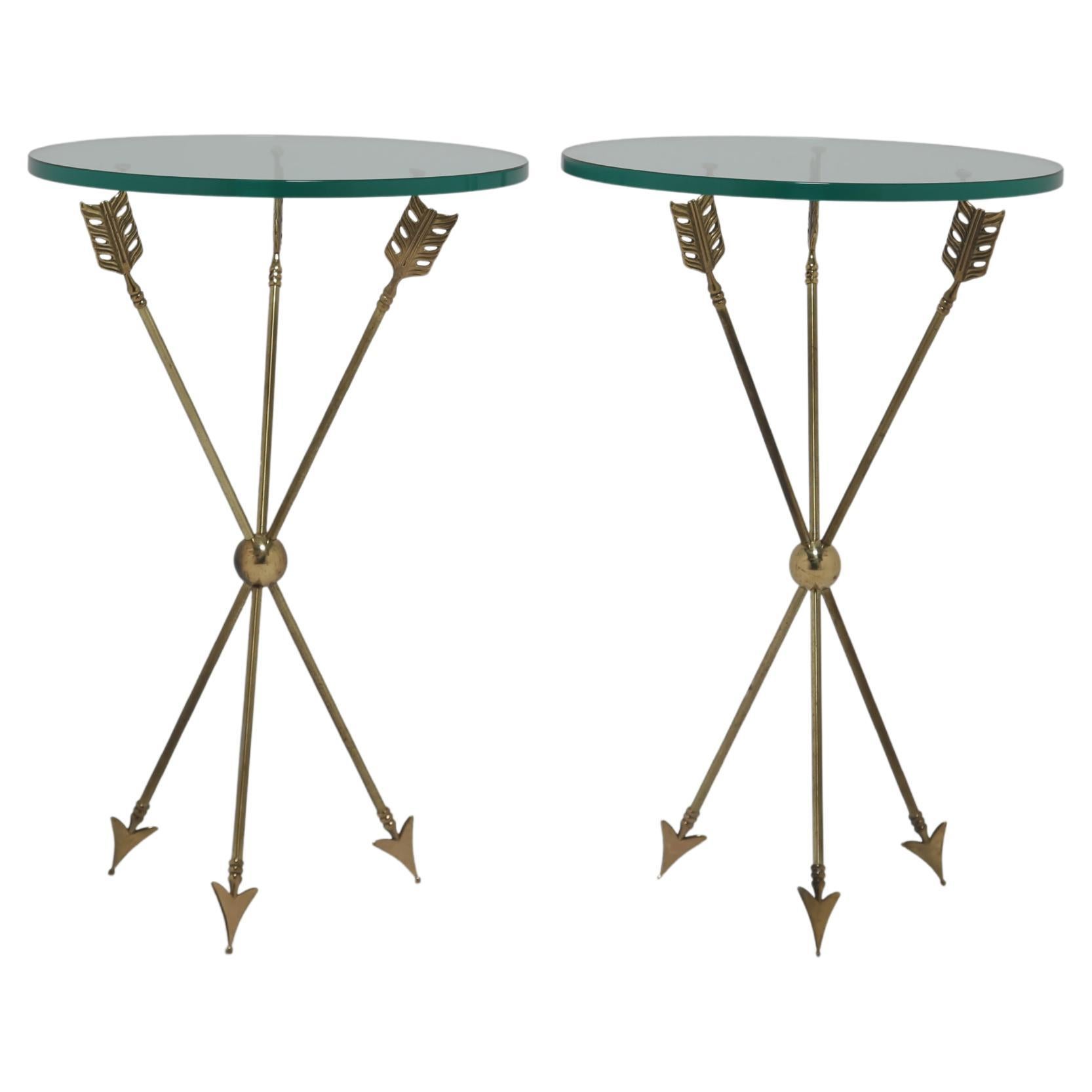 Maison Jansen, Paire de tables d'appoint en laiton et verre Arrow Hollywood Regency 1960s en vente