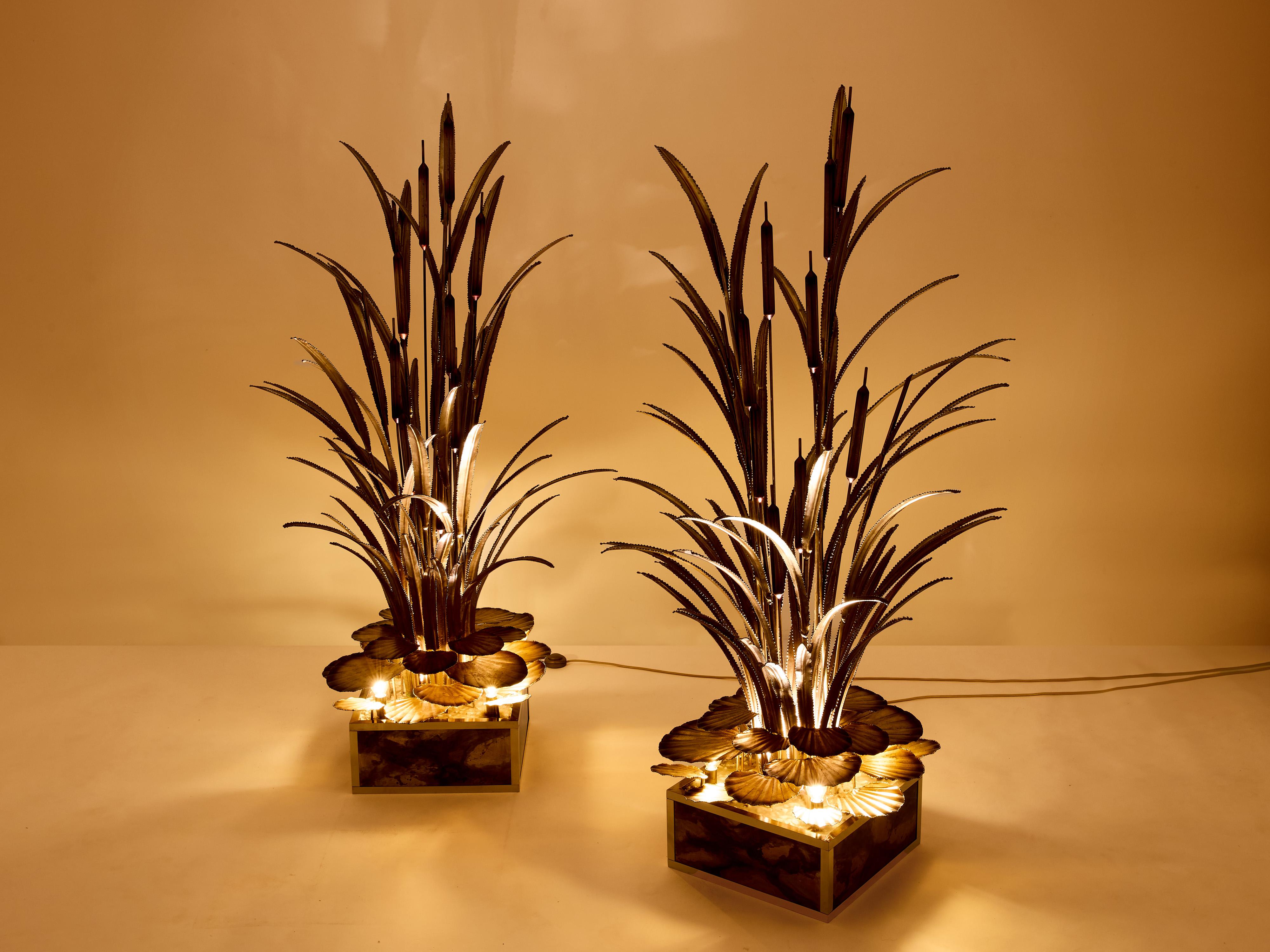 Si tratta di un incredibile set di due lampade da terra Maison Jansen con canne e ninfee, uno dei pezzi più iconici di Maison Jansen degli anni '70. Sono realizzati in gran parte in ottone lucido e patinato, che conferisce un'aria di glamour di alto