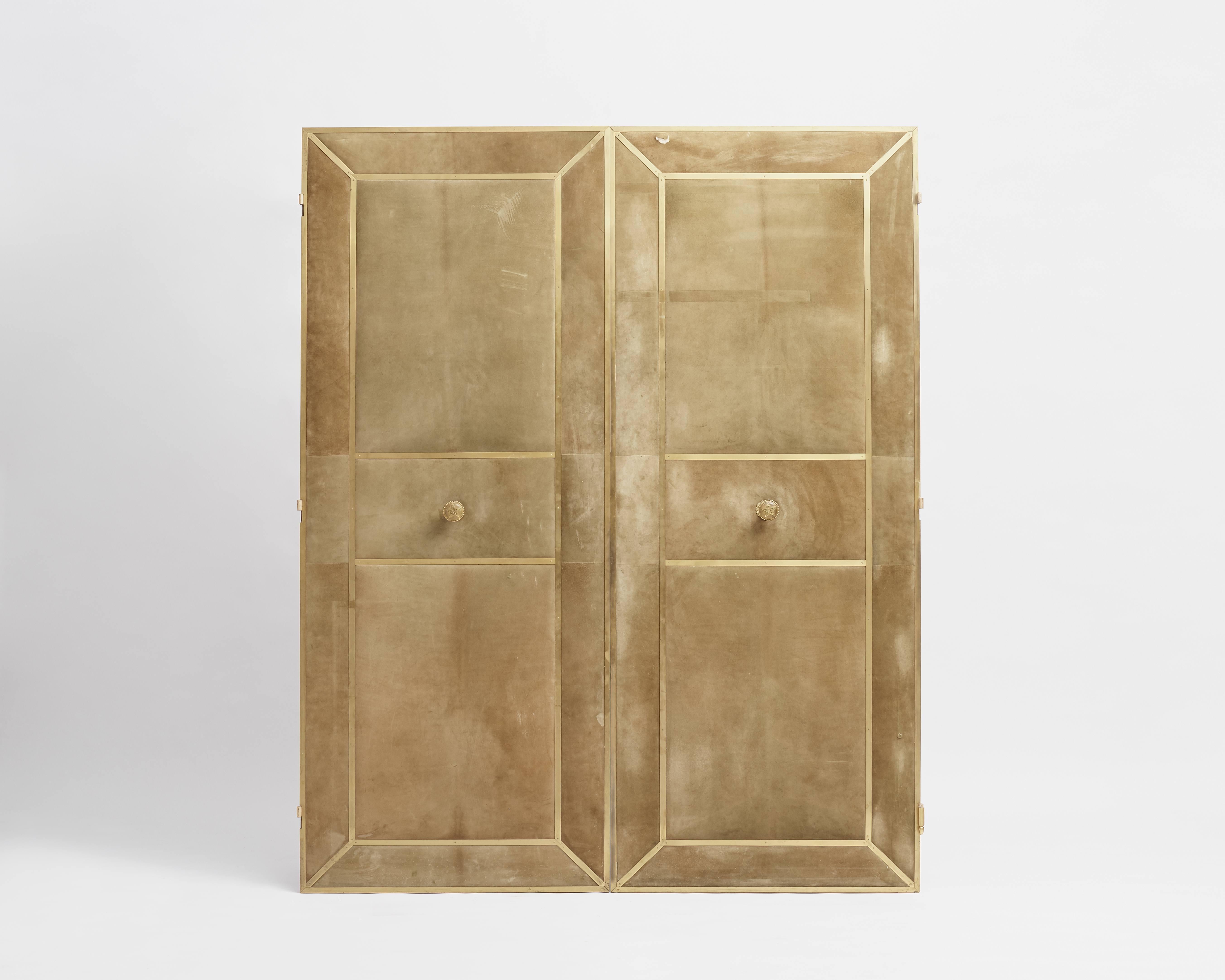 Mit ihrer kreativen Verwendung von Wildleder in Kombination mit vergoldeter Bronze repräsentieren diese Türen die Vorliebe von Maison Jansen für edle Materialien, die auf unerwartete Weise miteinander kombiniert werden; darüber hinaus sind sie als
