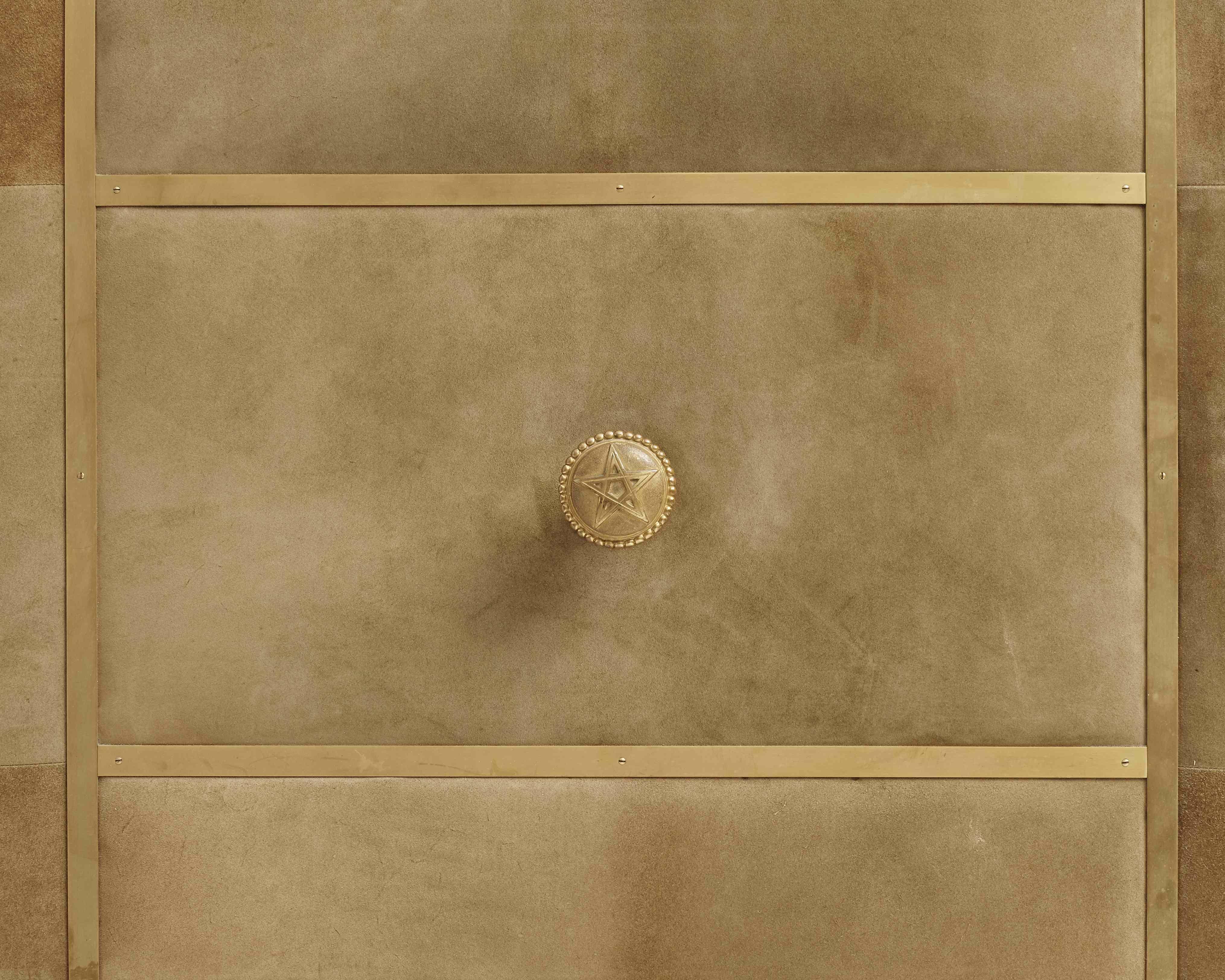 Maison Jansen, Paar Türen aus grünem Wildleder und vergoldeter Bronze, Frankreich, um 1950 (Art déco) im Angebot