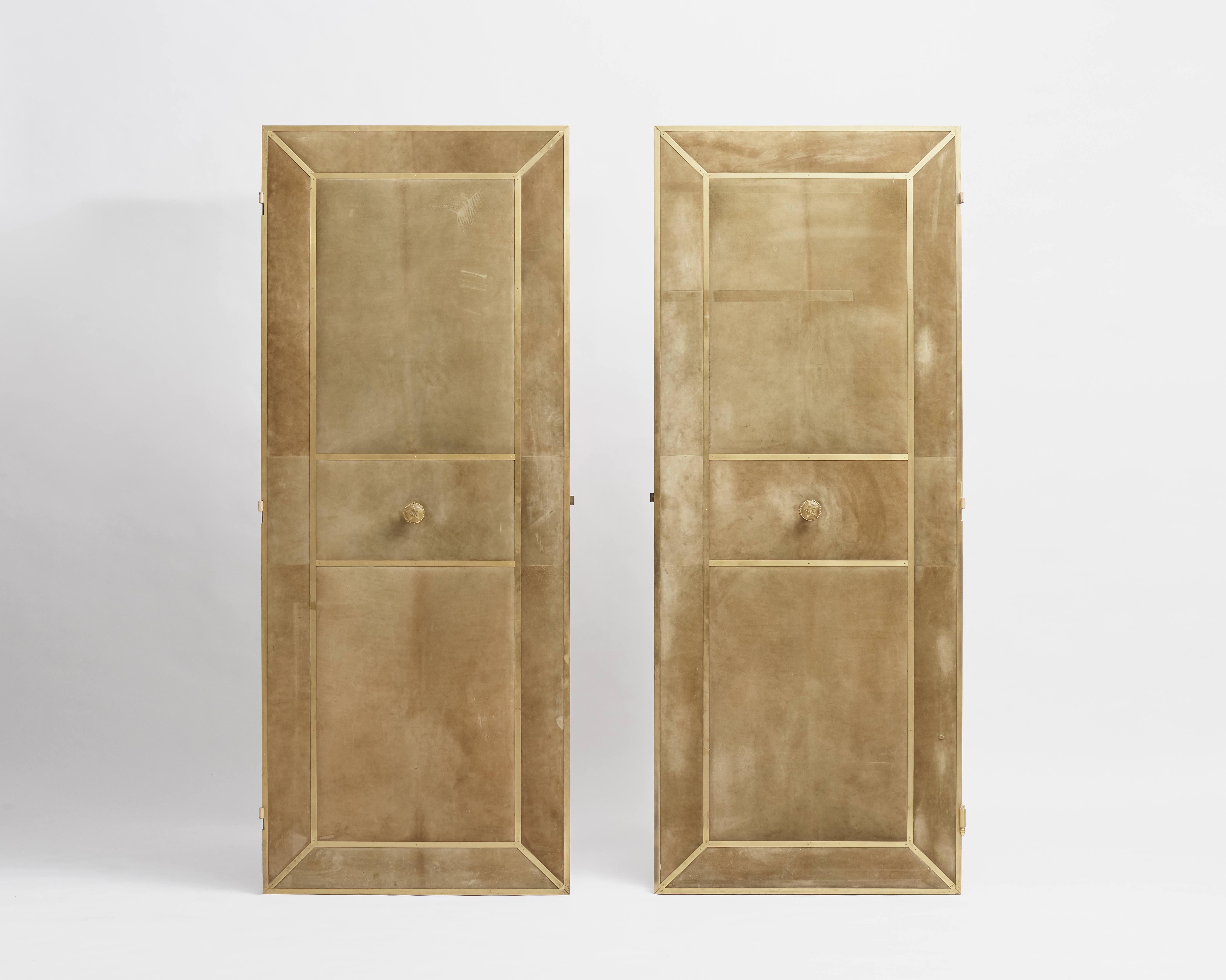 Maison Jansen, Paar Türen aus grünem Wildleder und vergoldeter Bronze, Frankreich, um 1950 (Polster) im Angebot