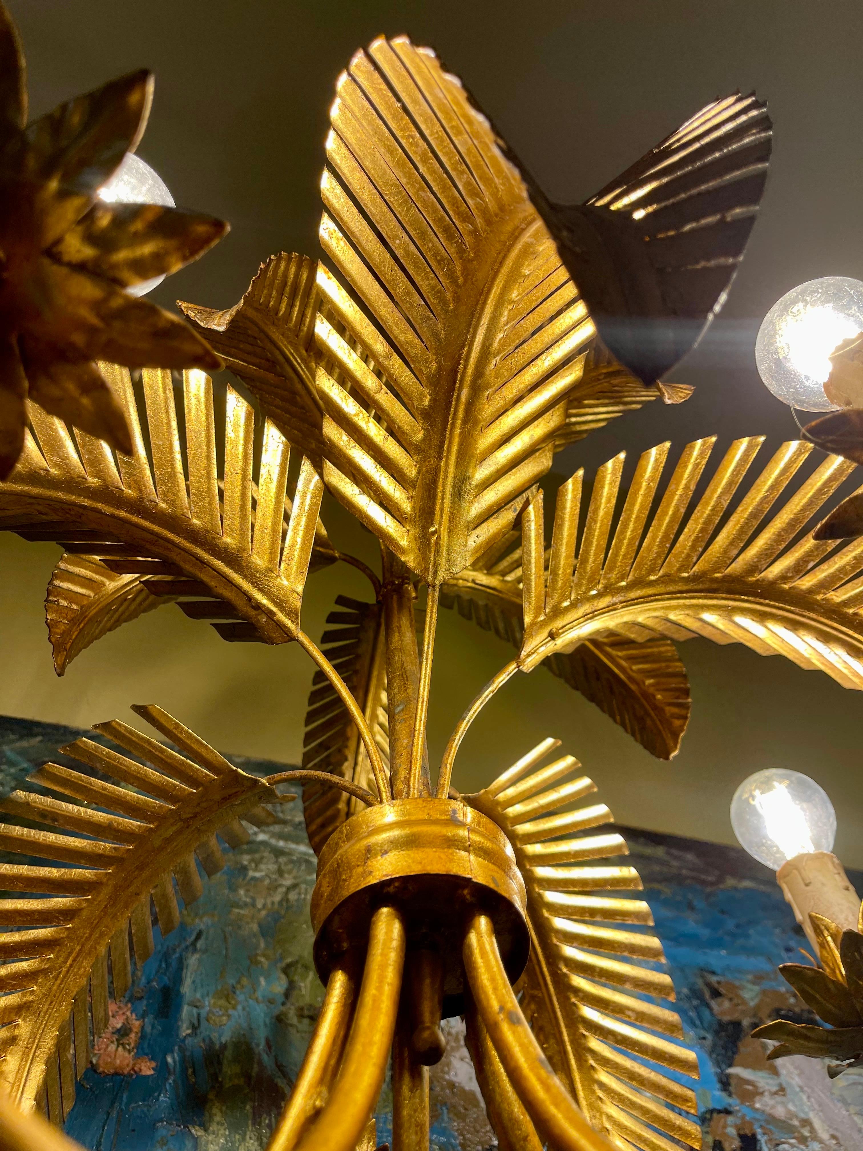 Maison Jansen Palm Kronleuchter vergoldet Unterstützung 5 Glühbirnen , Französisch 1970 (Hollywood Regency) im Angebot