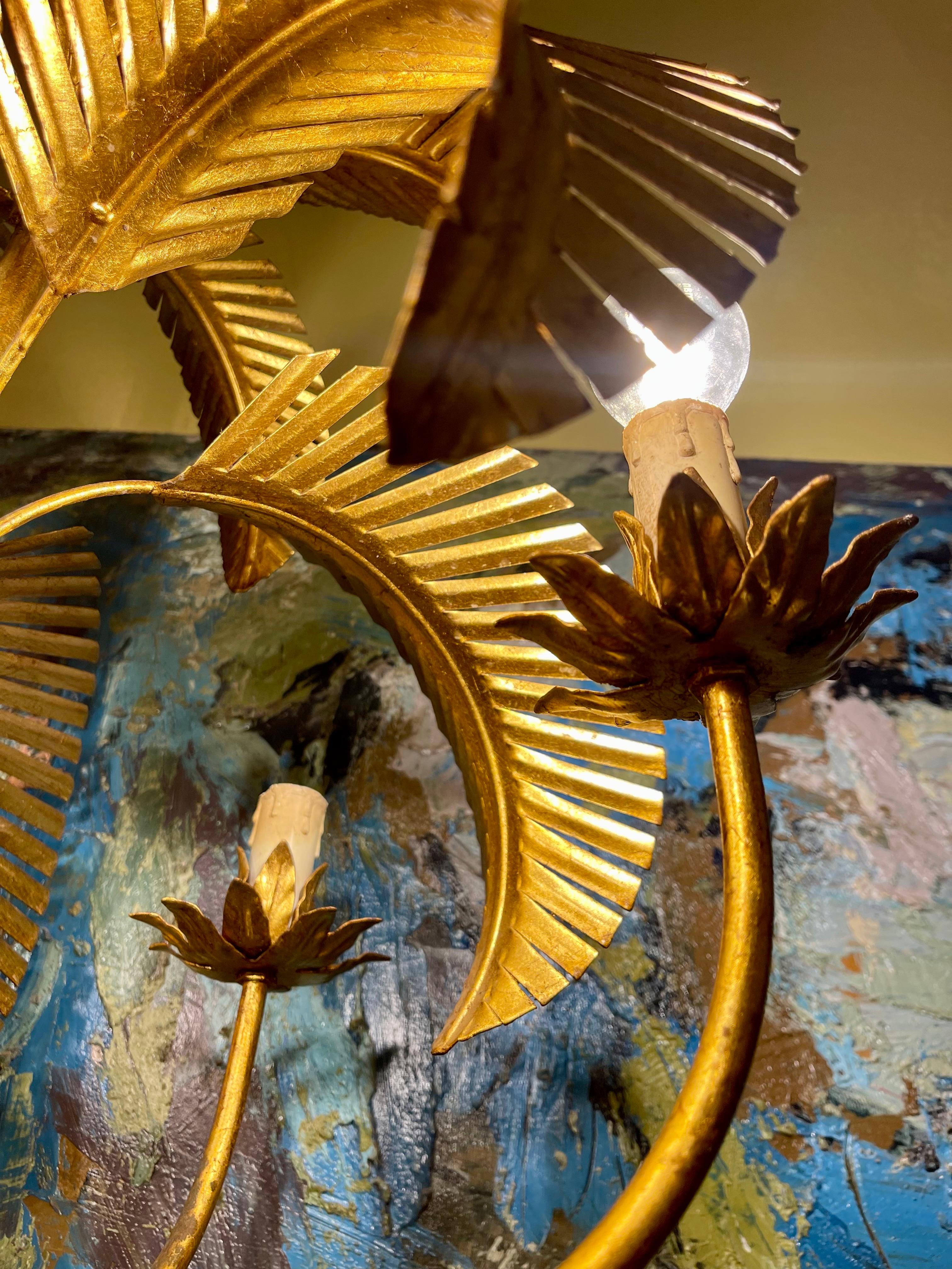 Maison Jansen Palm Kronleuchter vergoldet Unterstützung 5 Glühbirnen , Französisch 1970 (Ende des 20. Jahrhunderts) im Angebot