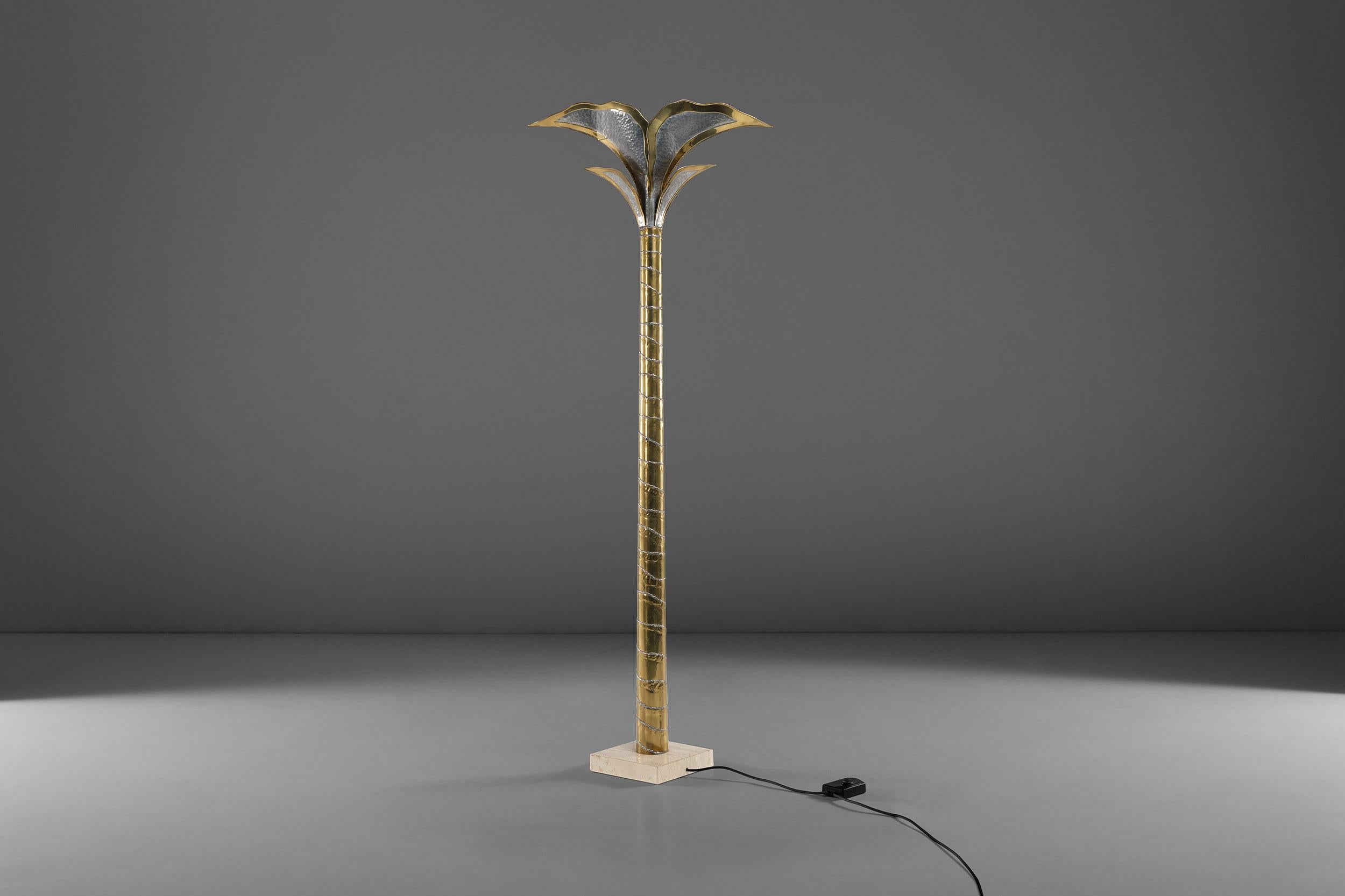 This beautiful floor lamp in the shape of a palm tree by Maison Jansen in pure 70s style will add a touch of creativity to your interiors. The golden and silver coloured brass leafs and trunk of the palm reflect a warm atmospherical light into the