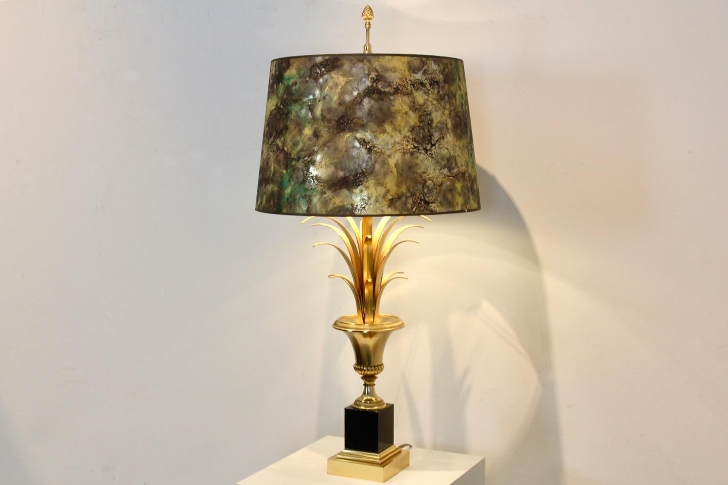 Lámpara de sobremesa Maison Charles Palm de latón con pantalla jaspeada, Francia Años 70 en venta 3