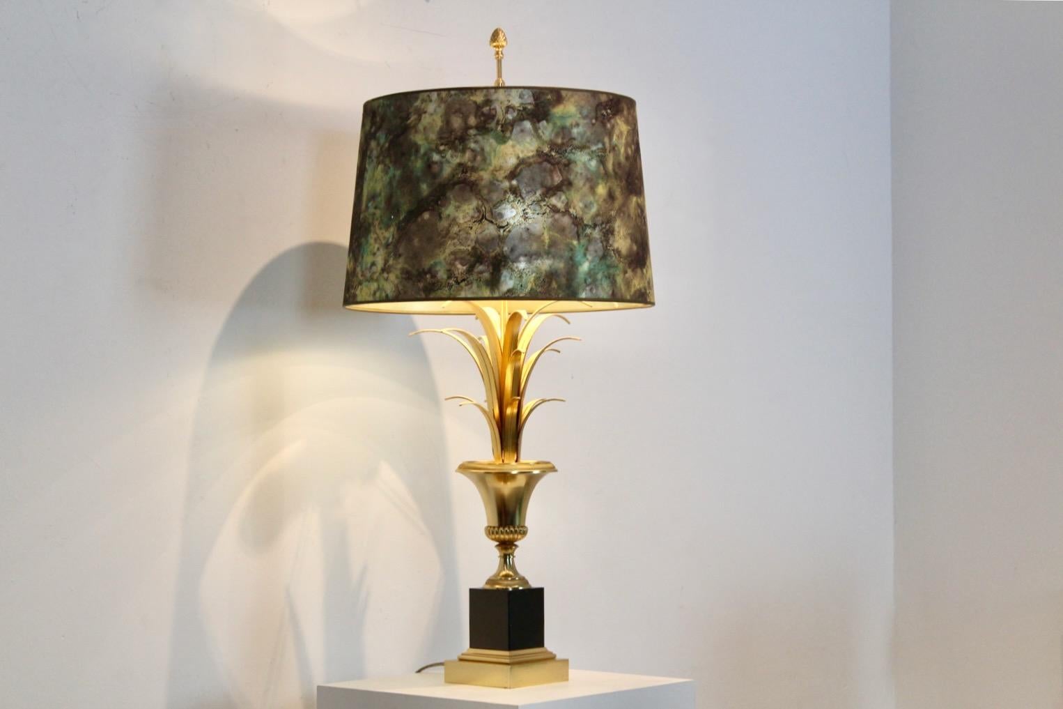 Lámpara de sobremesa Maison Charles Palm de latón con pantalla jaspeada, Francia Años 70 en venta 4