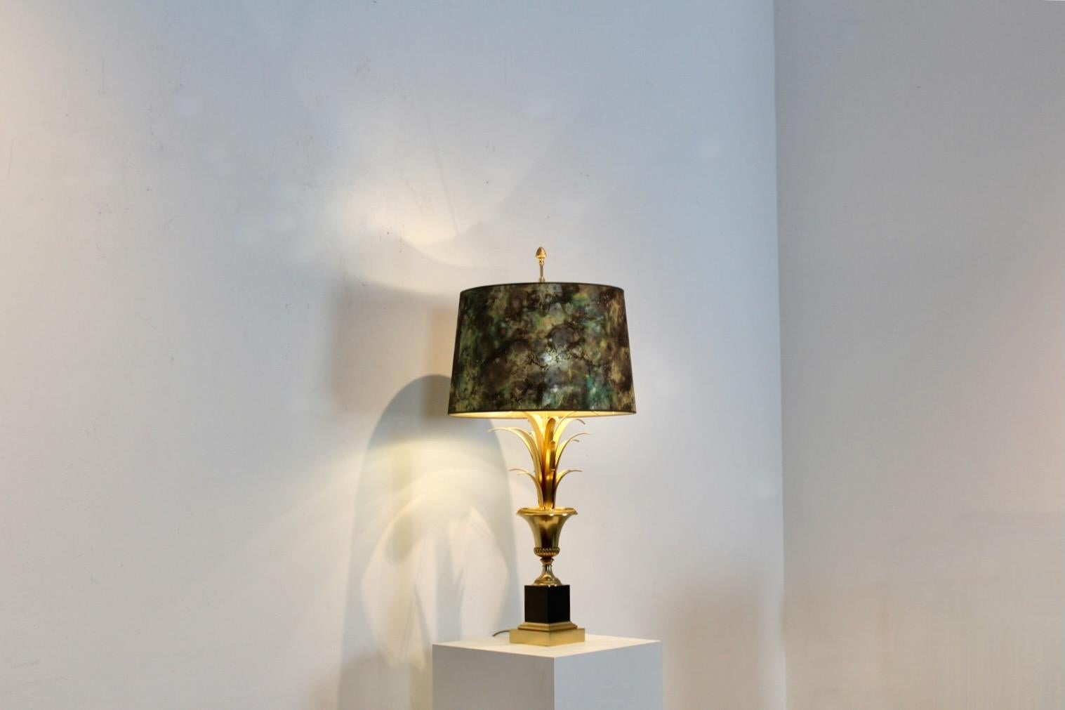 Lámpara de sobremesa Maison Charles Palm de latón con pantalla jaspeada, Francia Años 70 en venta 5