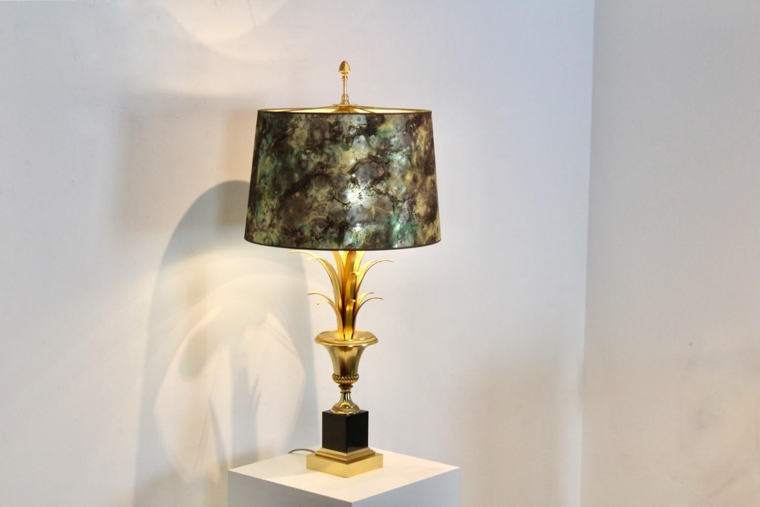 Lámpara de sobremesa Maison Charles Palm de latón con pantalla jaspeada, Francia Años 70 en venta 6