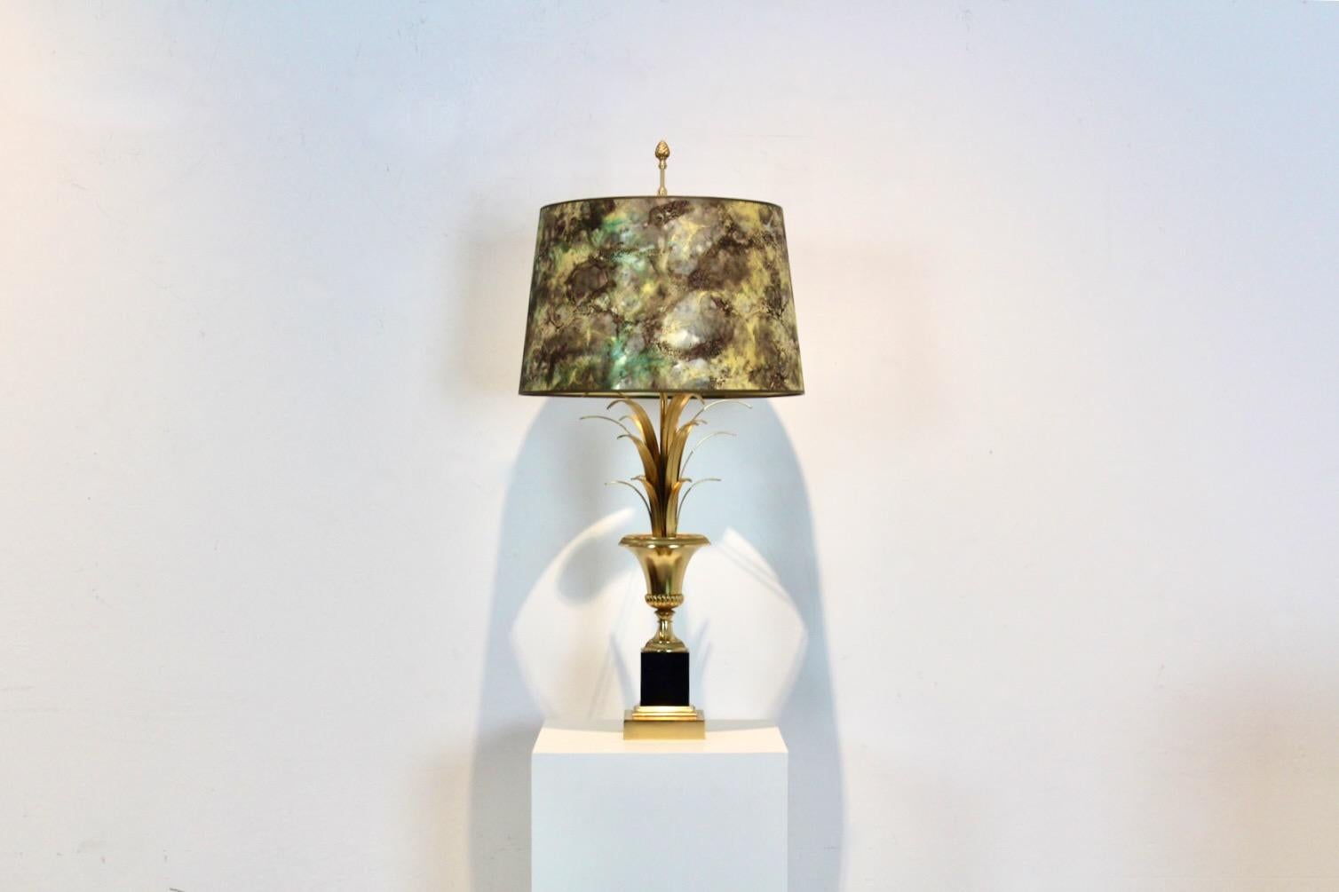 Llamativa y escultural lámpara de sobremesa Maison Jansen Palm, de la década de 1970, que encarna el glamour refinado y las influencias clásicas que han dado fama a la firma parisina.
La lámpara presenta una bella forma botánica de latón fundido,