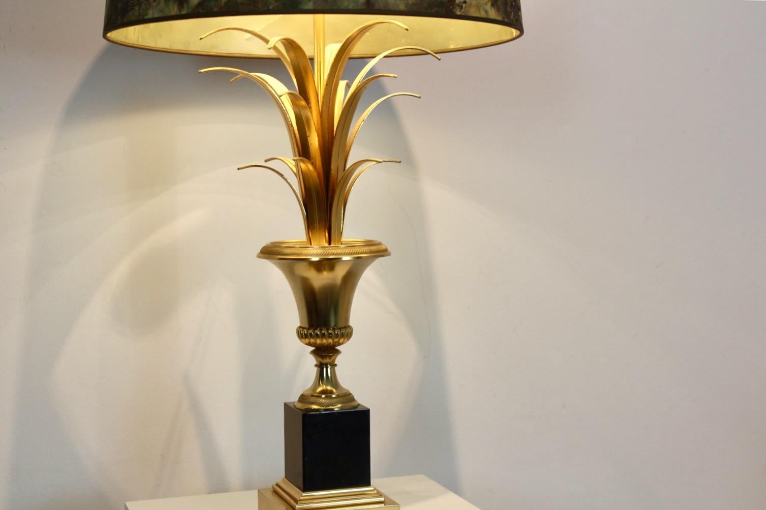 Lámpara de sobremesa Maison Charles Palm de latón con pantalla jaspeada, Francia Años 70 siglo XX en venta