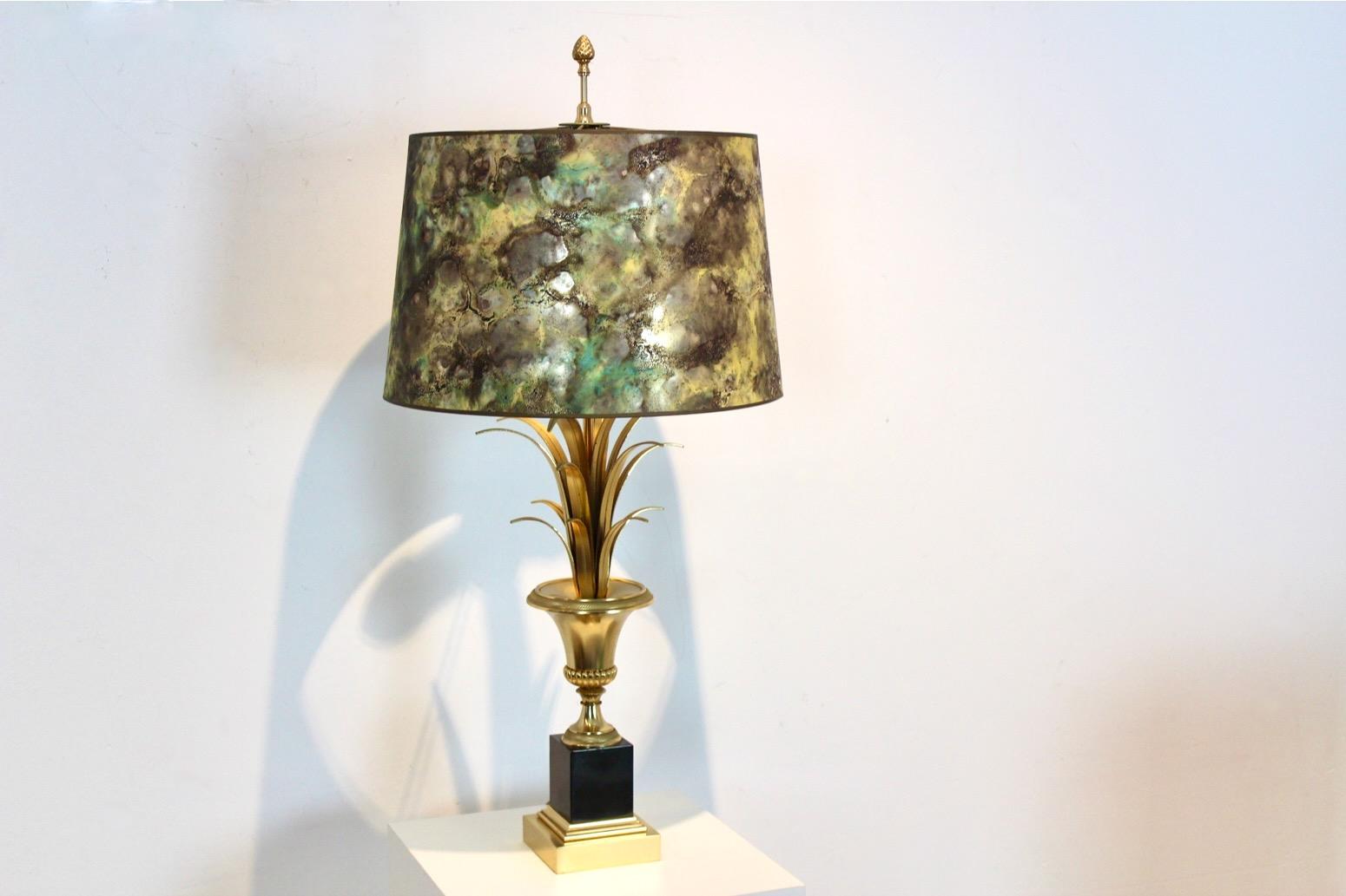 Lámpara de sobremesa Maison Charles Palm de latón con pantalla jaspeada, Francia Años 70 en venta 1